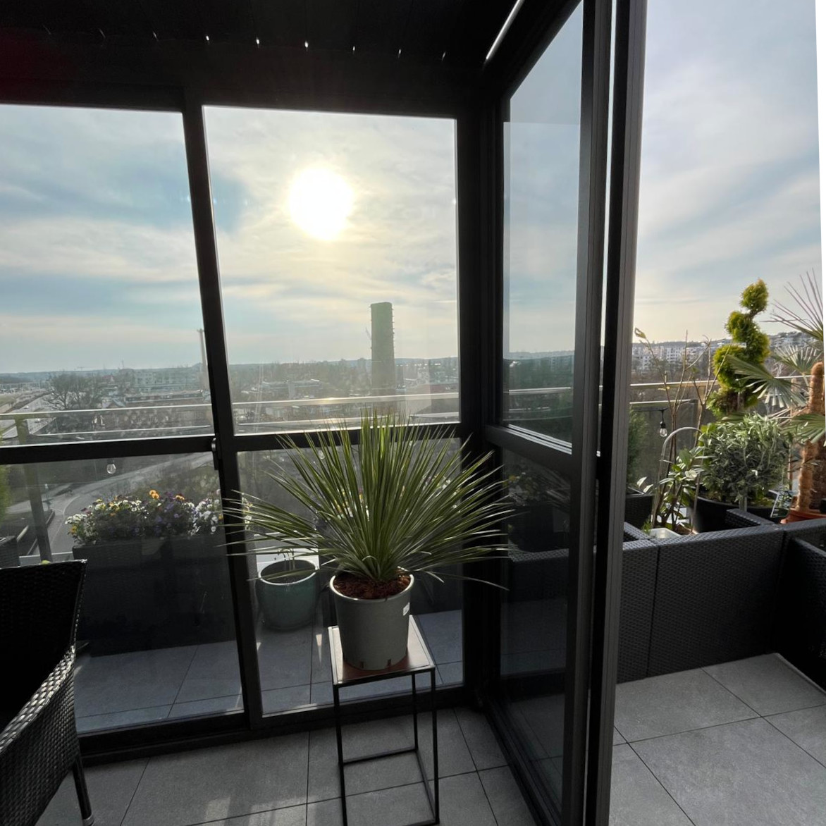 Posuvné dvere pre pergolu Gutroof Premium 4 m, antracit fotografia realizácie 2