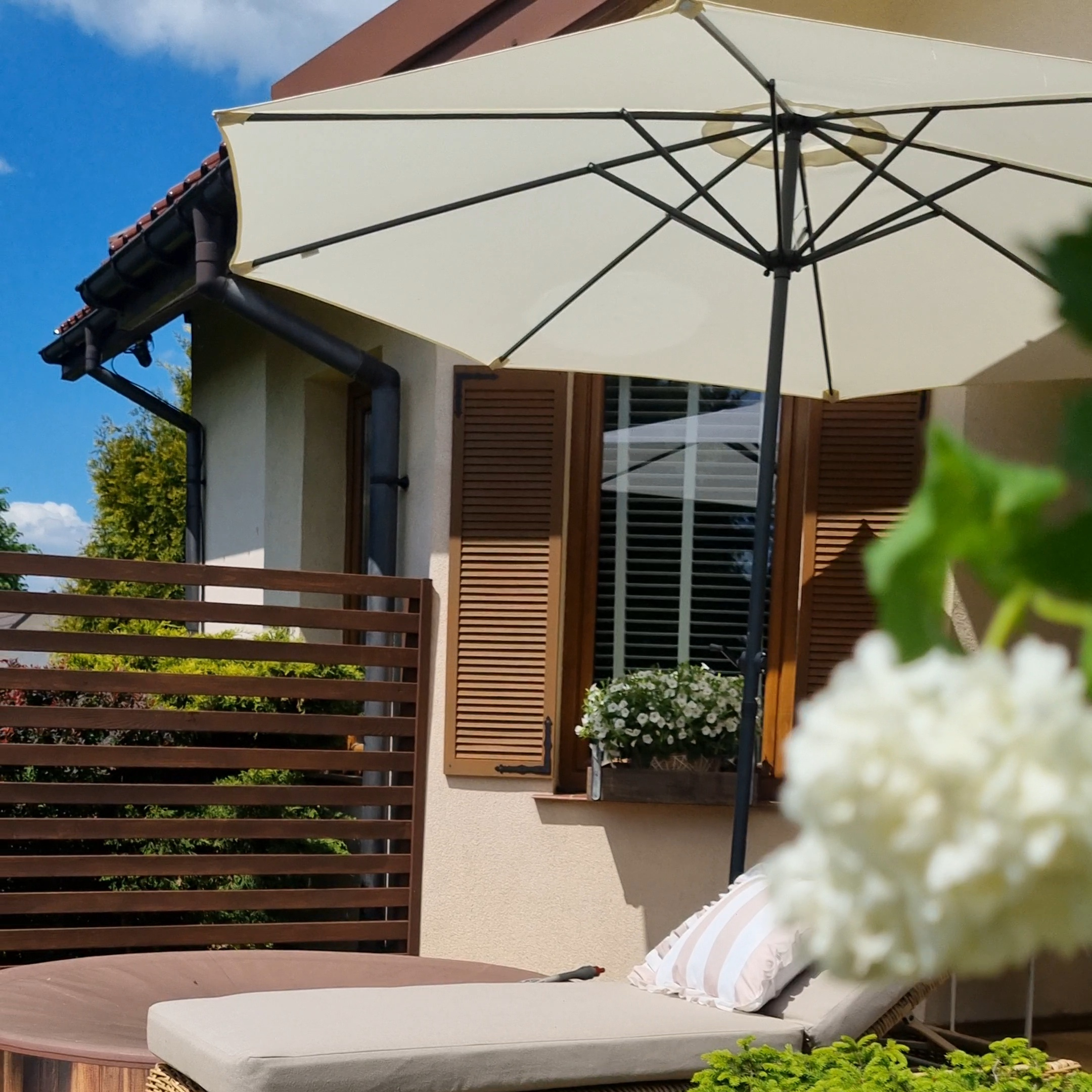 Záhradný slnečník Bjørkka MOOREA 3 m - Beige fotografia realizácie 3