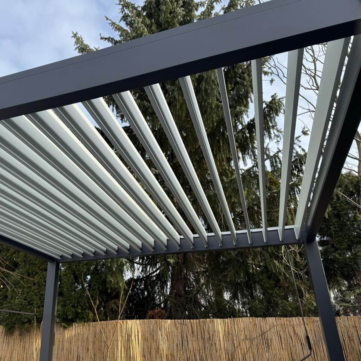Hliníková pergola Gutroof ELEGANCE 3x3 m antracit fotografia realizácie 1