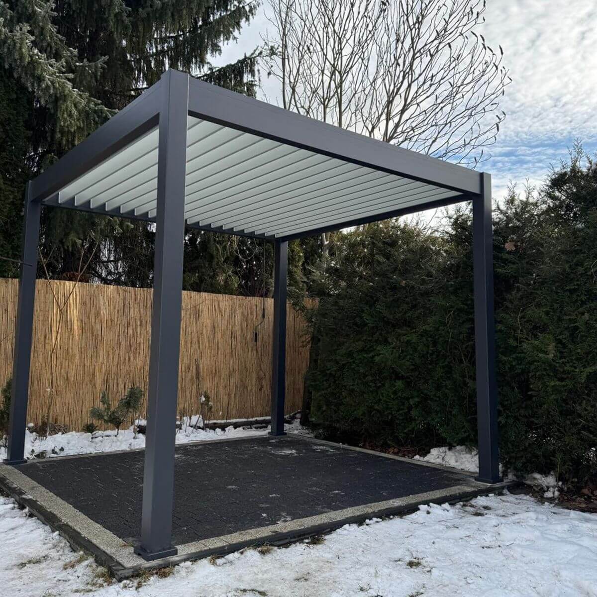 Hliníková pergola Gutroof ELEGANCE 3x3 m antracit fotografia realizácie 2