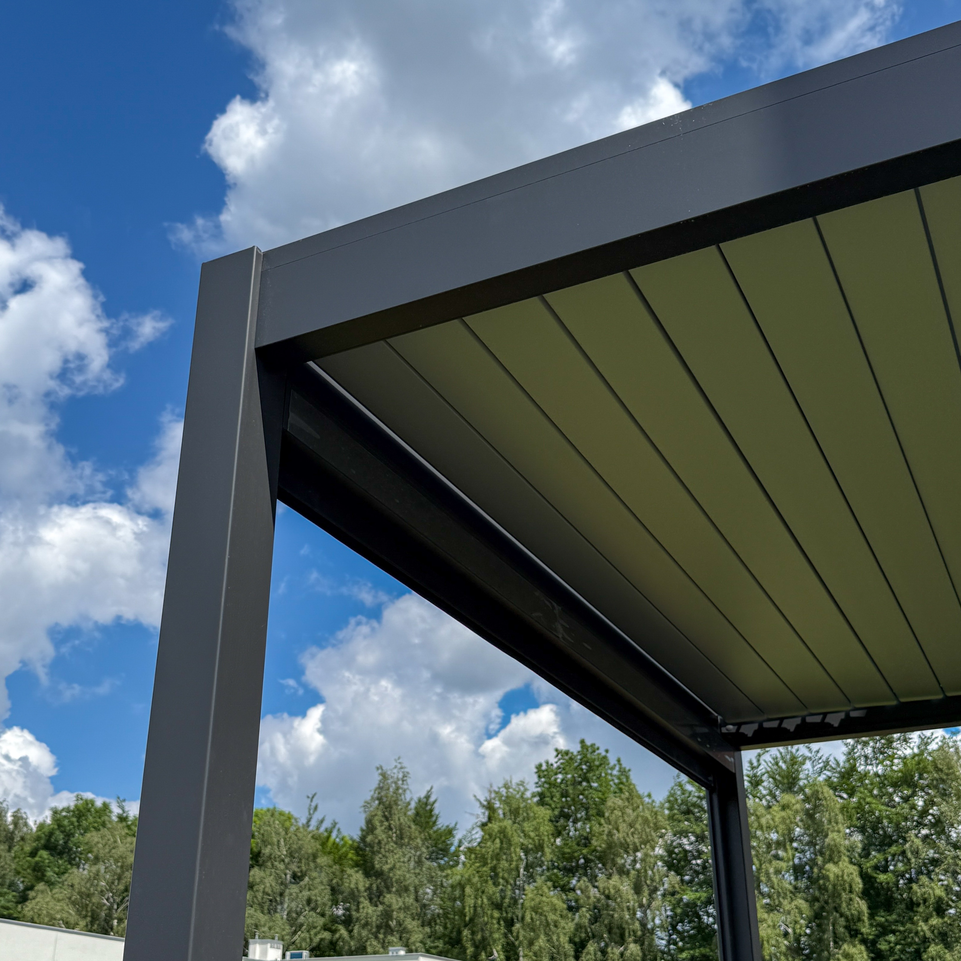 Hliníková pergola Gutroof ELEGANCE 3x3 m antracit fotografia realizácie 4