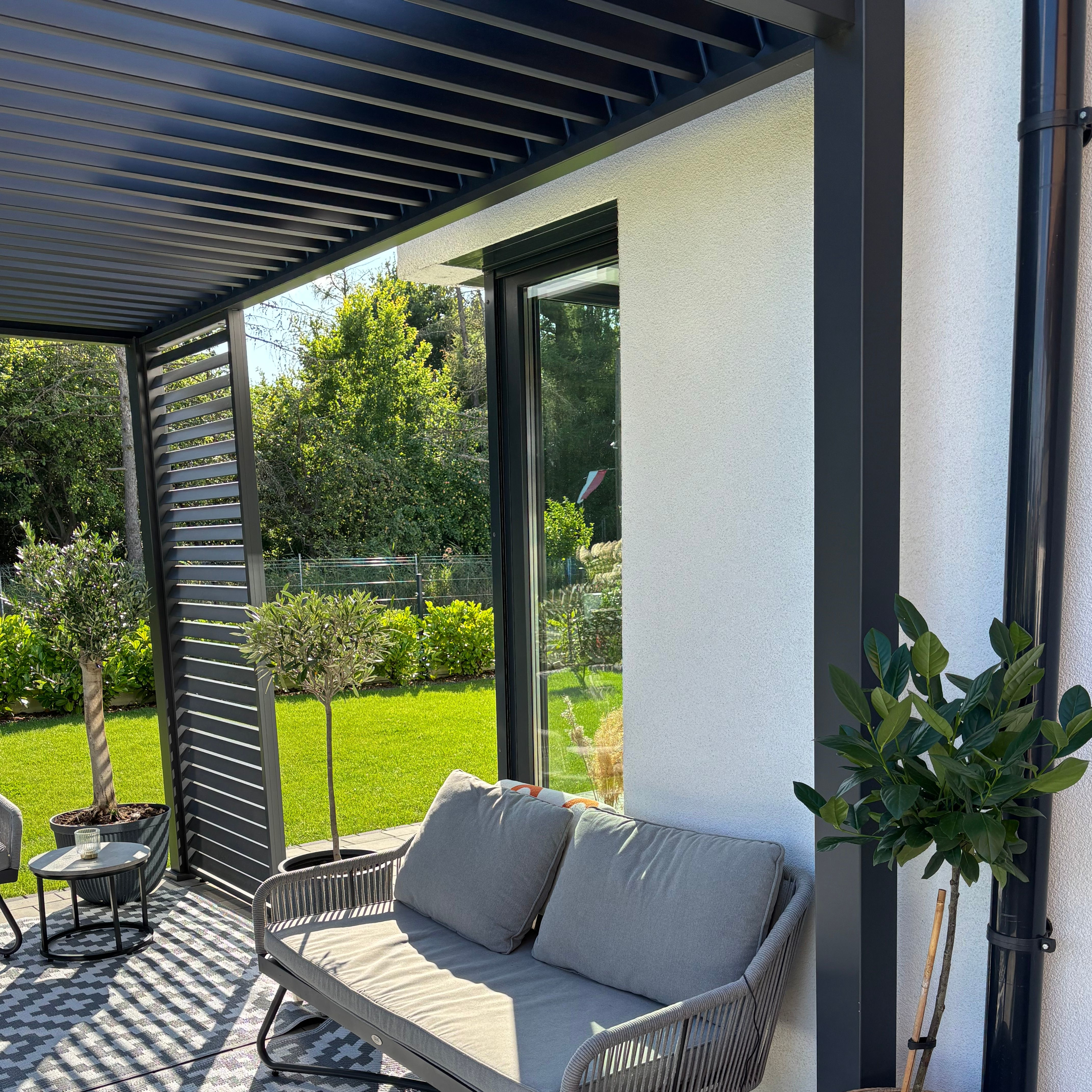 Hliníková pergola Gutroof ELEGANCE 3x4 m antracit fotografia realizácie 3