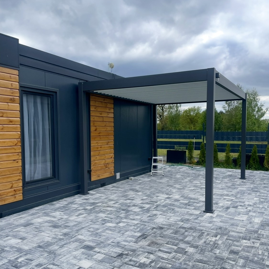Hliníková pergola Gutroof ELEGANCE 3x4 m antracit fotografia realizácie 6