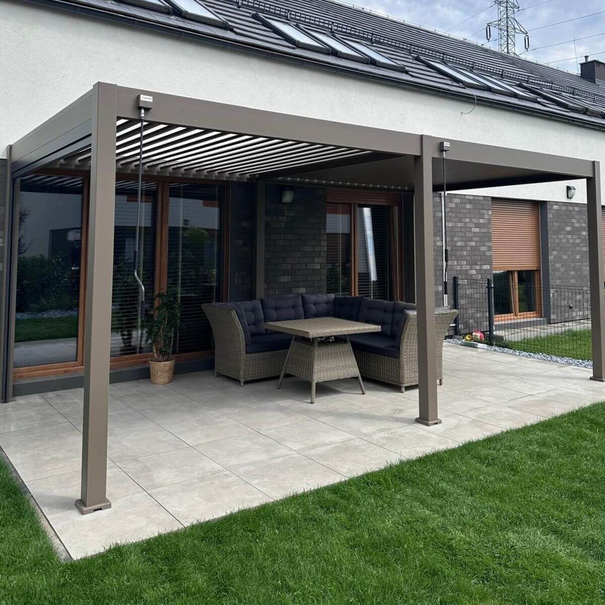Hliníková pergola Gutroof ELEGANCE 3x6 m Taupe fotografia realizácie 3