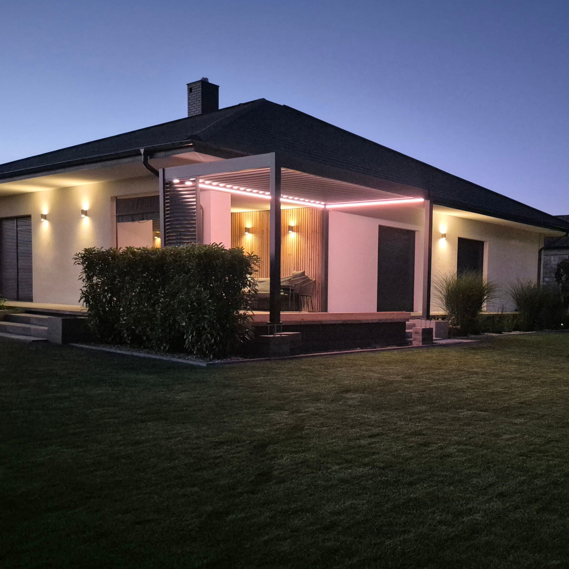 Hliníková pergola Gutroof ELEGANCE AUTOMATIC 3x4 m s LED fotografia realizácie 4