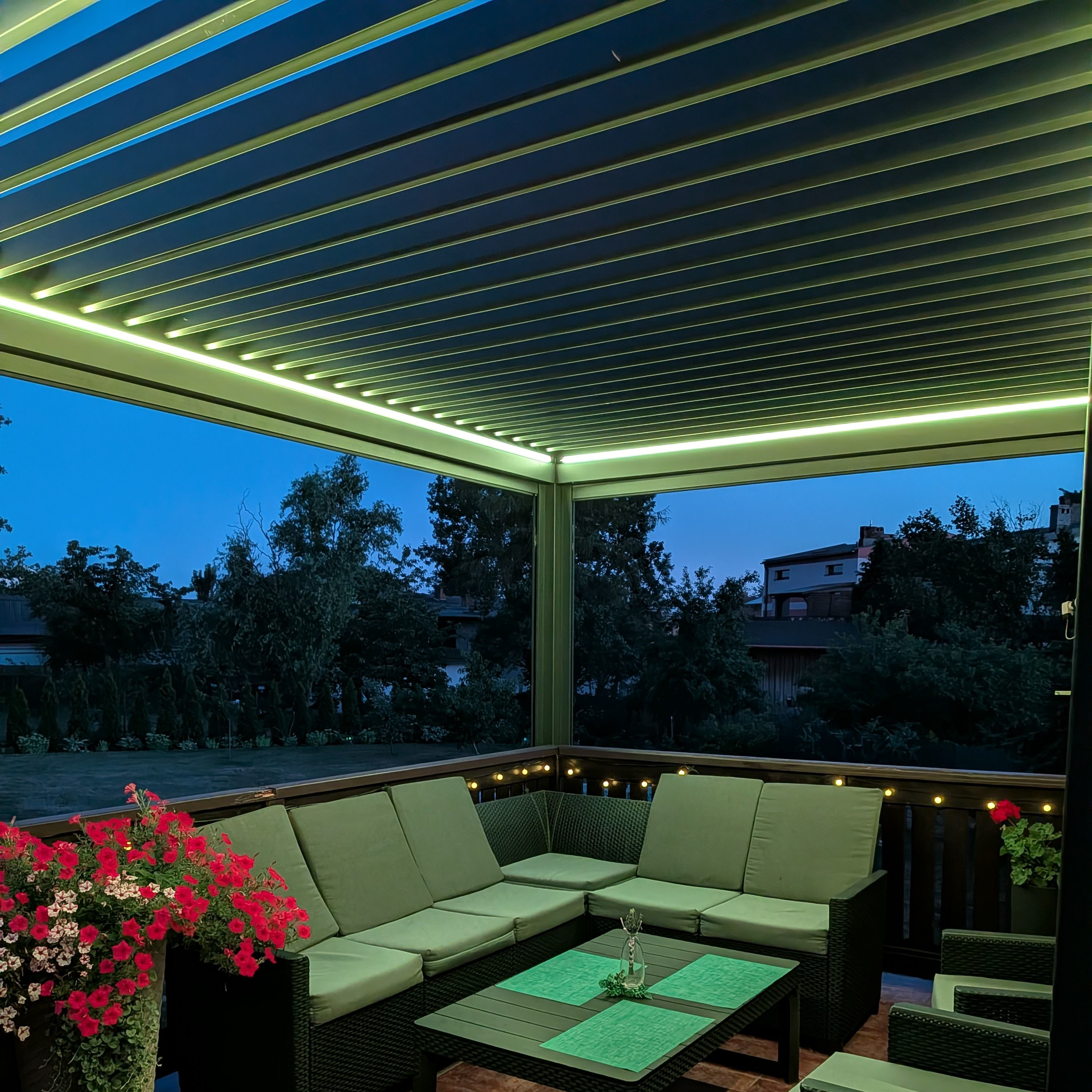 Hliníková pergola Gutroof ELEGANCE AUTOMATIC 3x4 m s LED fotografia realizácie 6