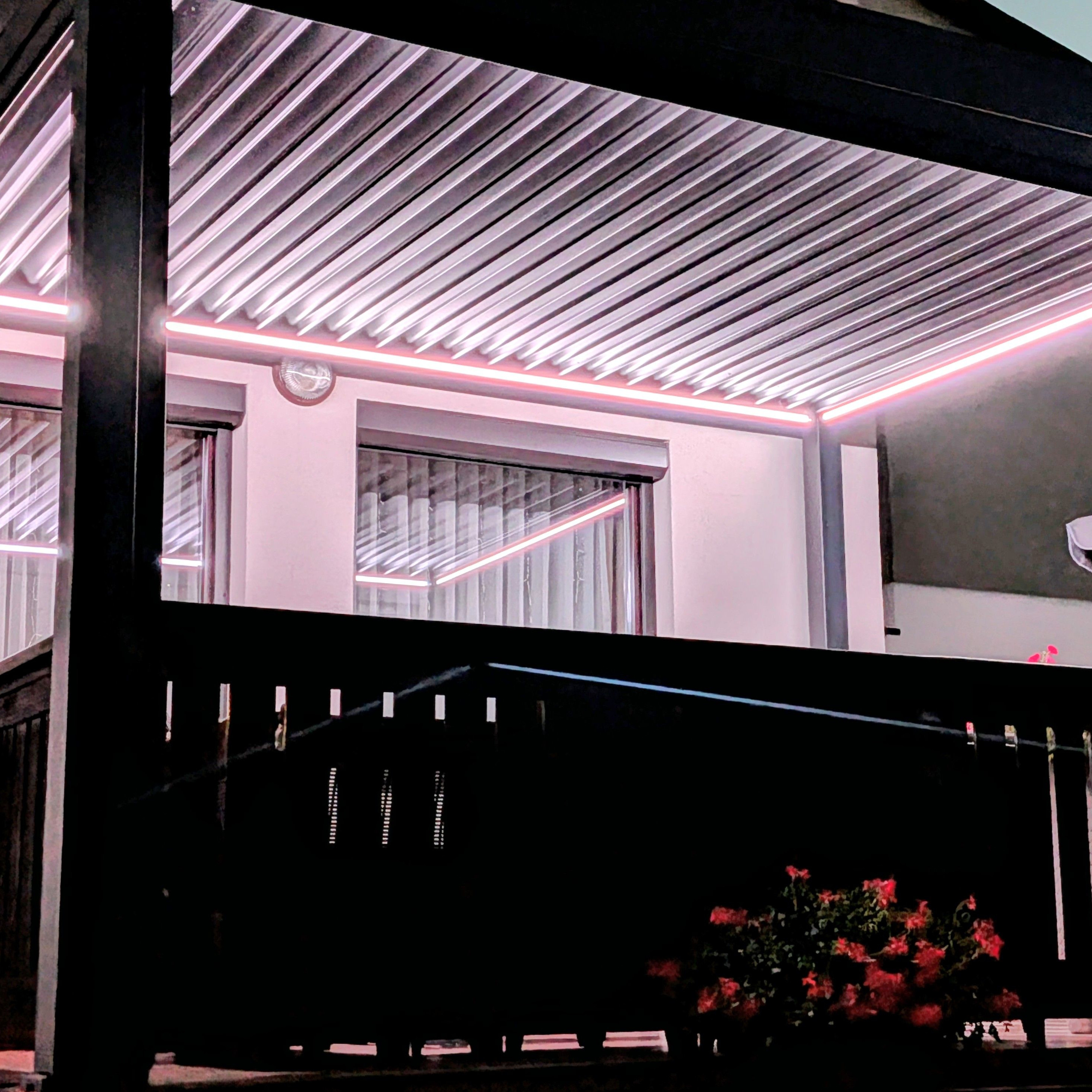 Hliníková pergola Gutroof ELEGANCE AUTOMATIC 3x4 m s LED fotografia realizácie 7