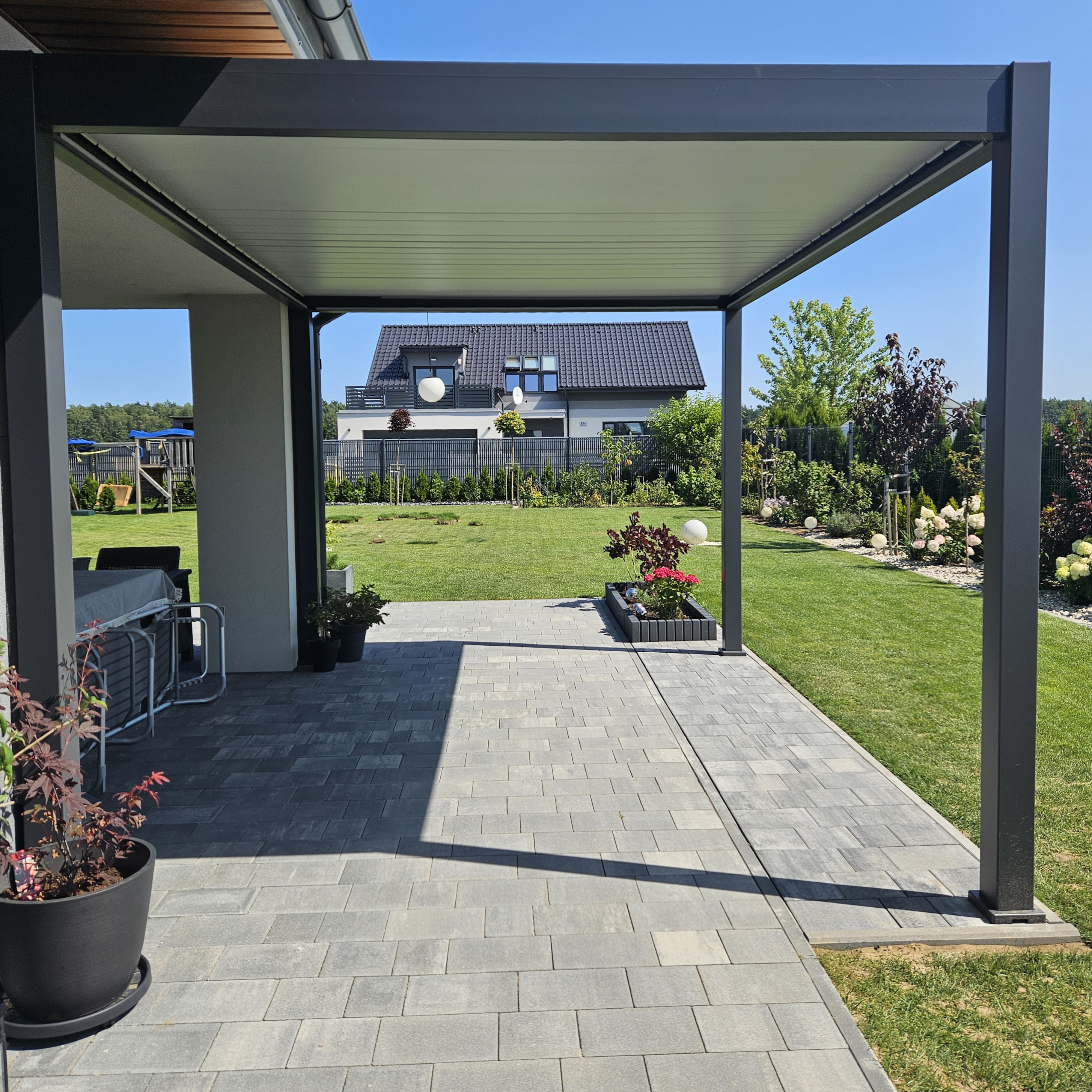 Hliníková pergola Gutroof ELEGANCE AUTOMATIC 3x4 s LED fotografia realizácie 1