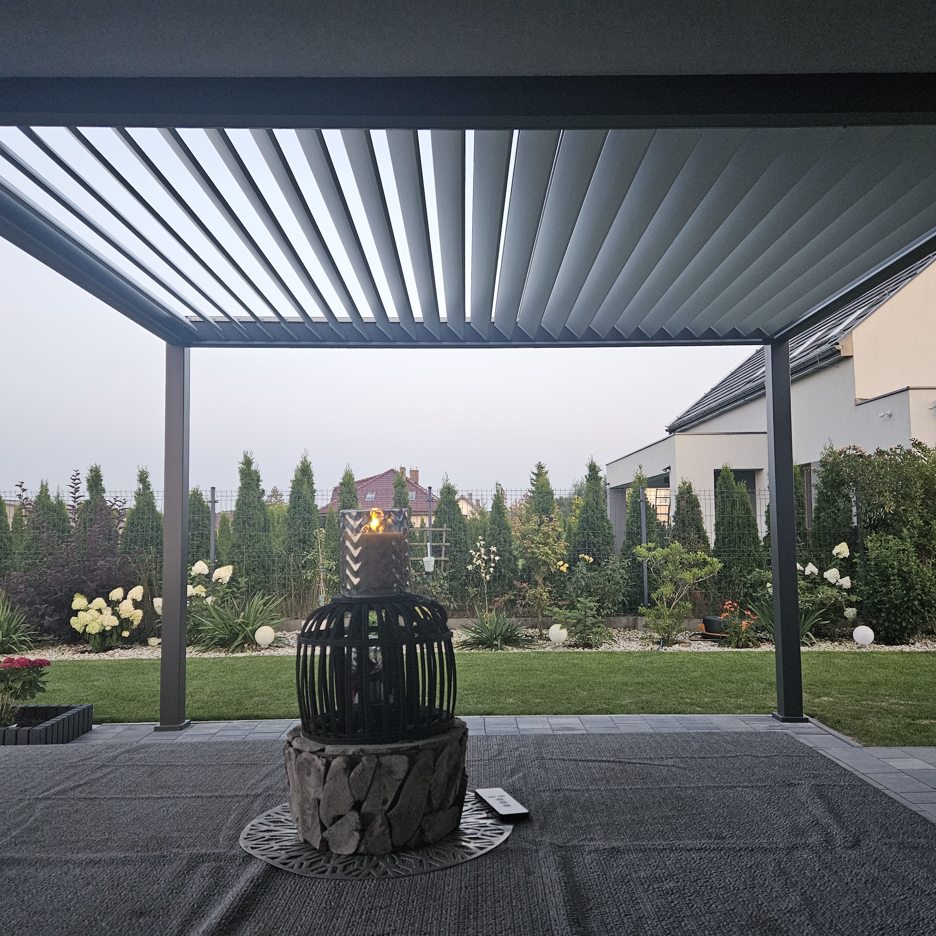 Hliníková pergola Gutroof ELEGANCE AUTOMATIC 3x4 s LED fotografia realizácie 2