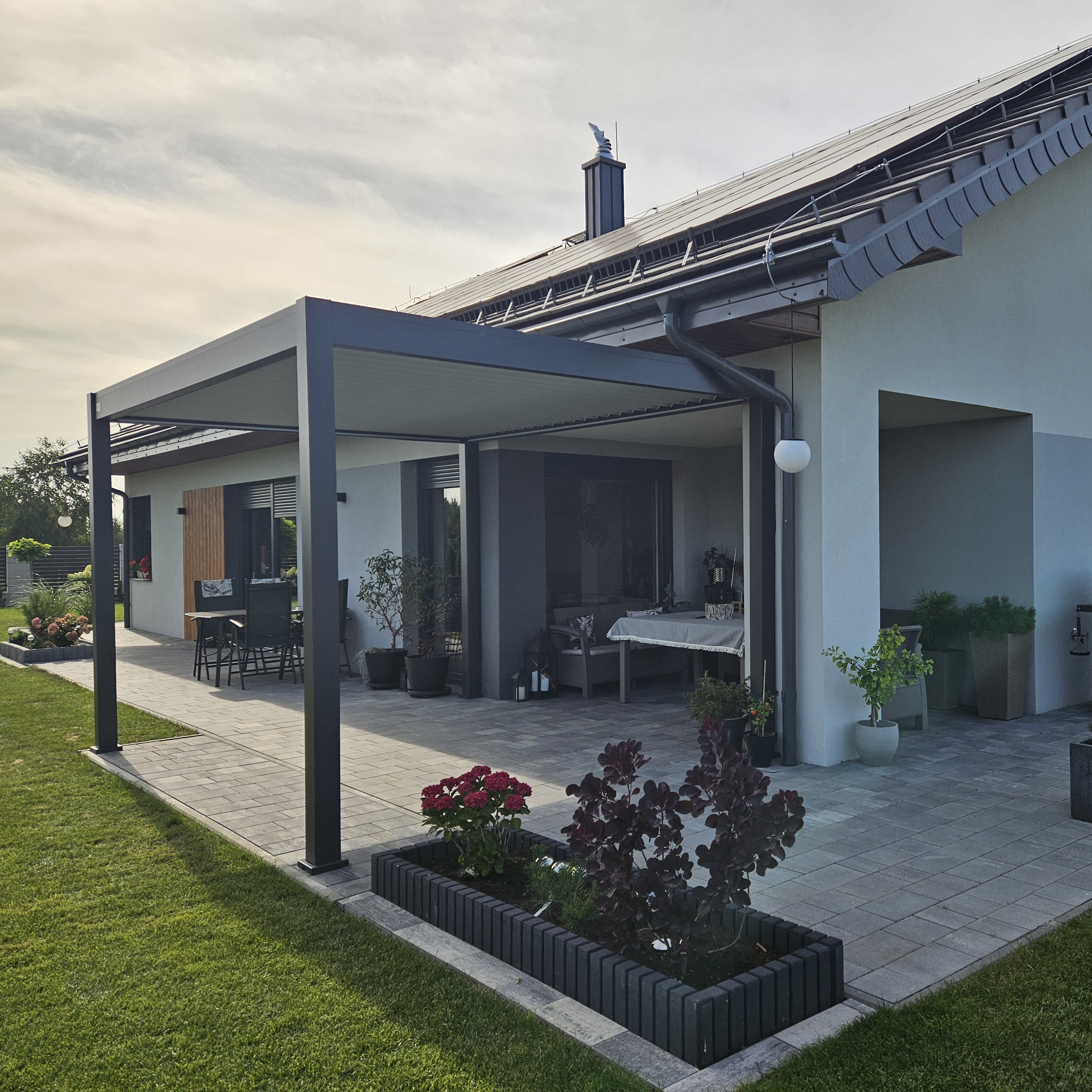 Hliníková pergola Gutroof ELEGANCE AUTOMATIC 3x4 s LED fotografia realizácie 3