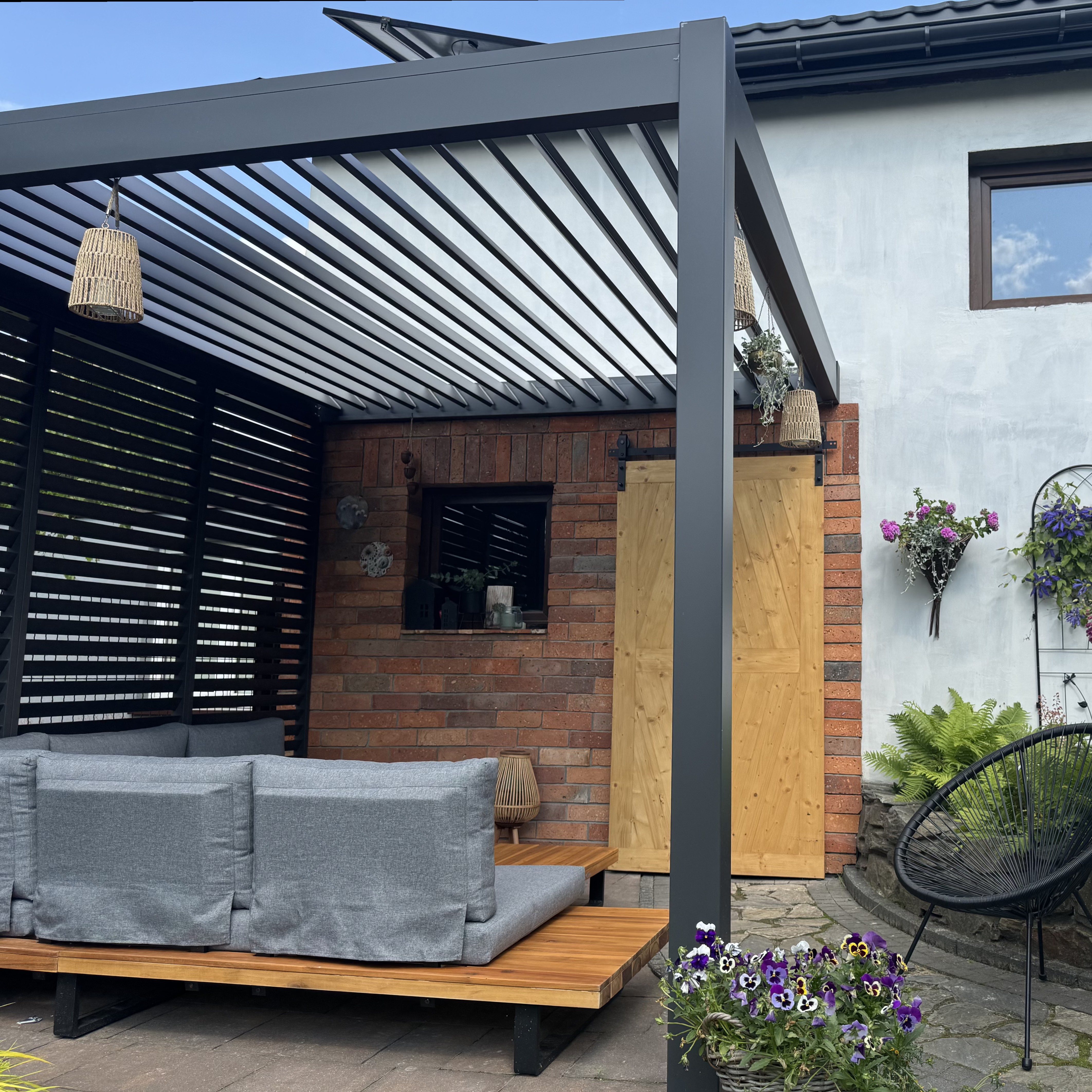 Hliníková pergola ku stene Gutroof ELEGANCE WALL 3x3 m antracit fotografia realizácie 2