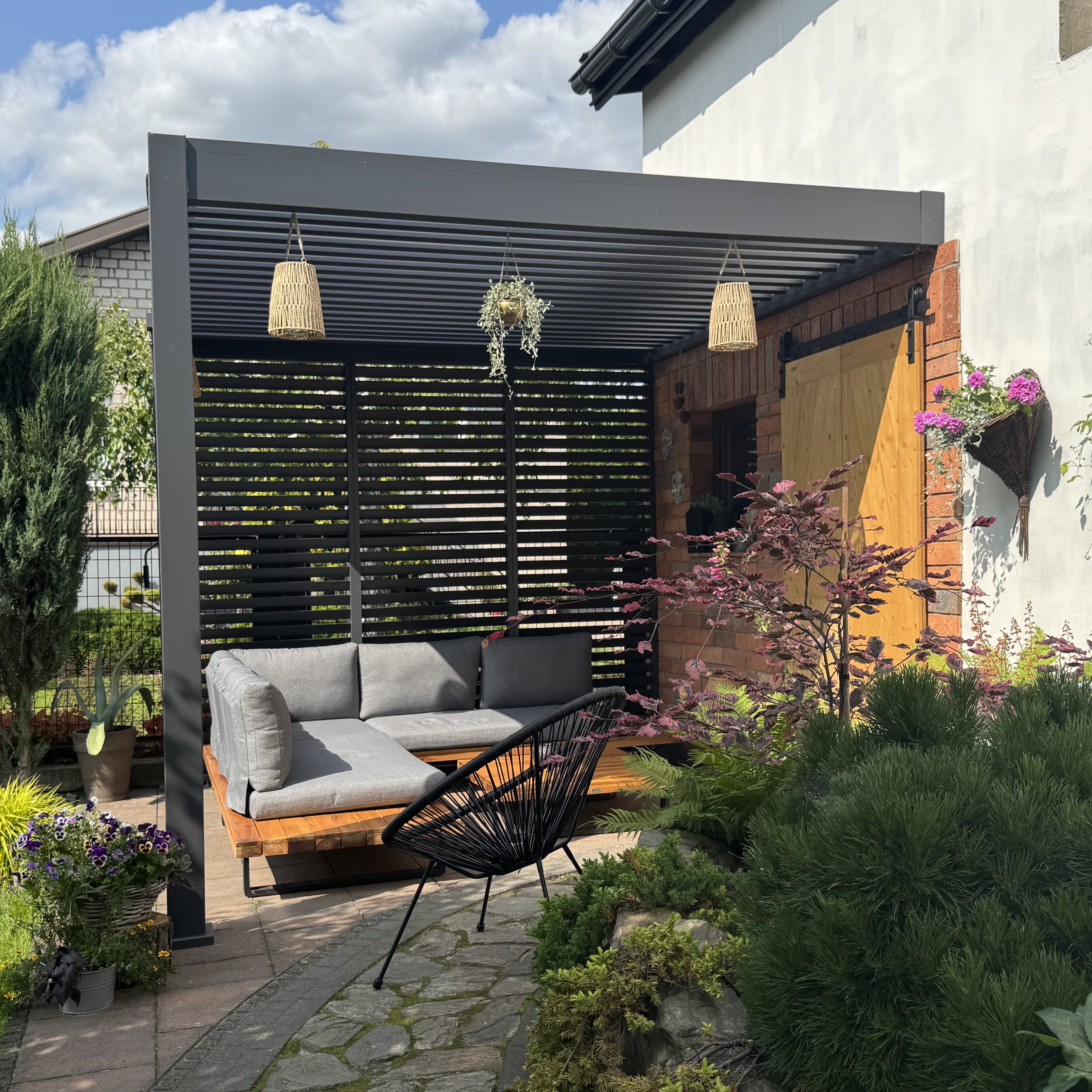 Hliníková pergola ku stene Gutroof ELEGANCE WALL 3x3 m antracit fotografia realizácie 3