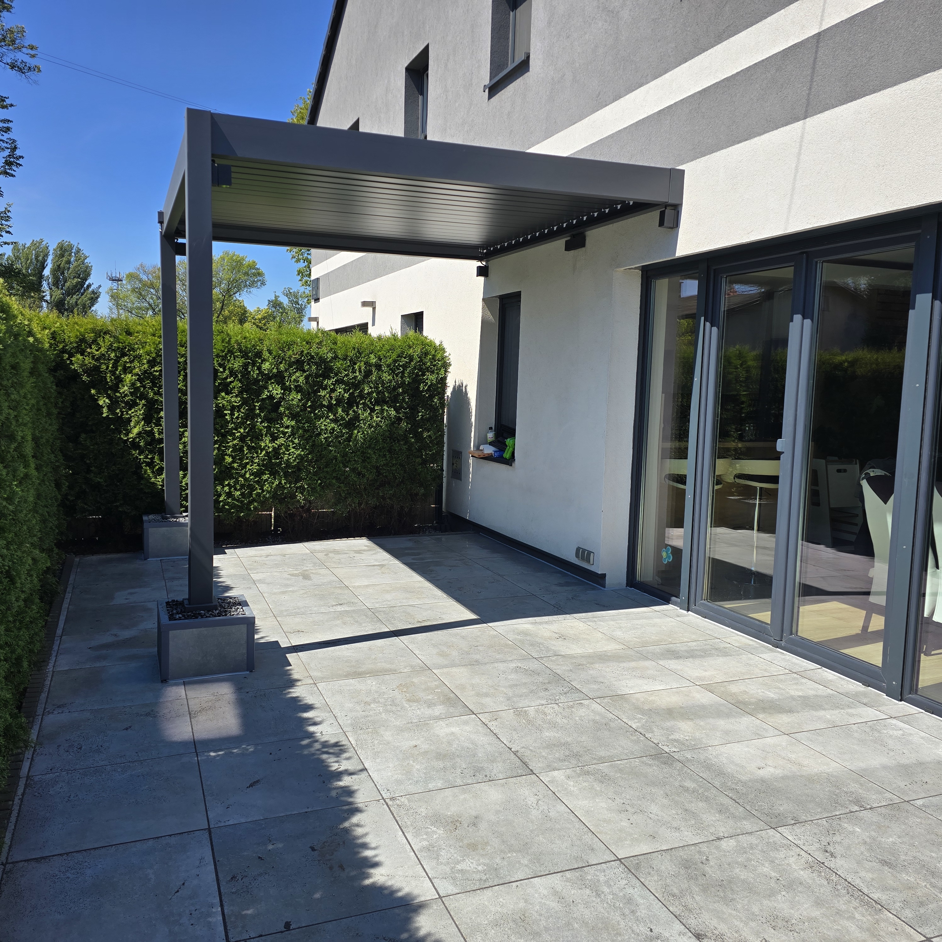 Hliníková pergola ku stene Gutroof ELEGANCE WALL 3x3 m antracit fotografia realizácie 1