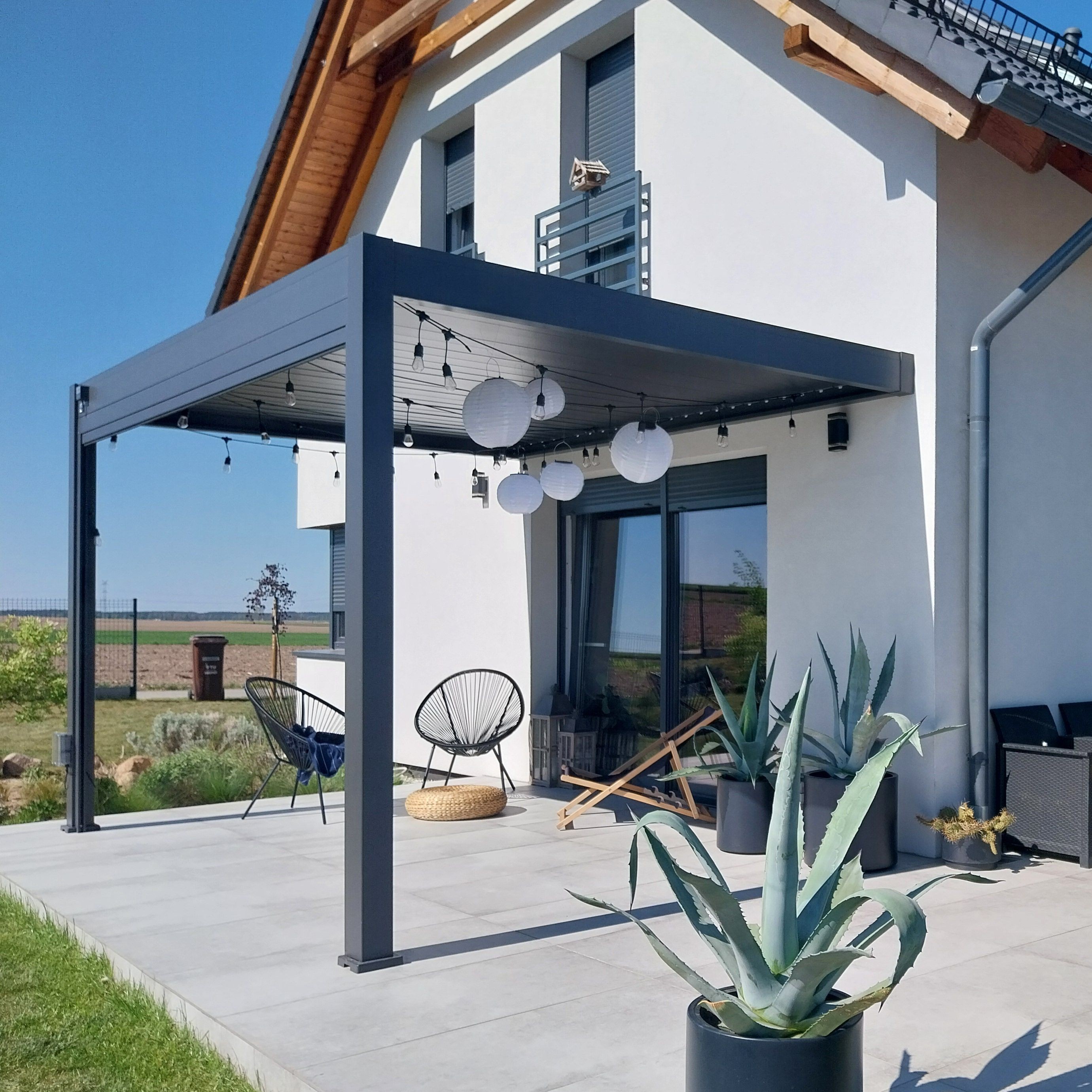 Hliníková pergola ku stene Gutroof ELEGANCE WALL 3x4 m antracit fotografia realizácie 1