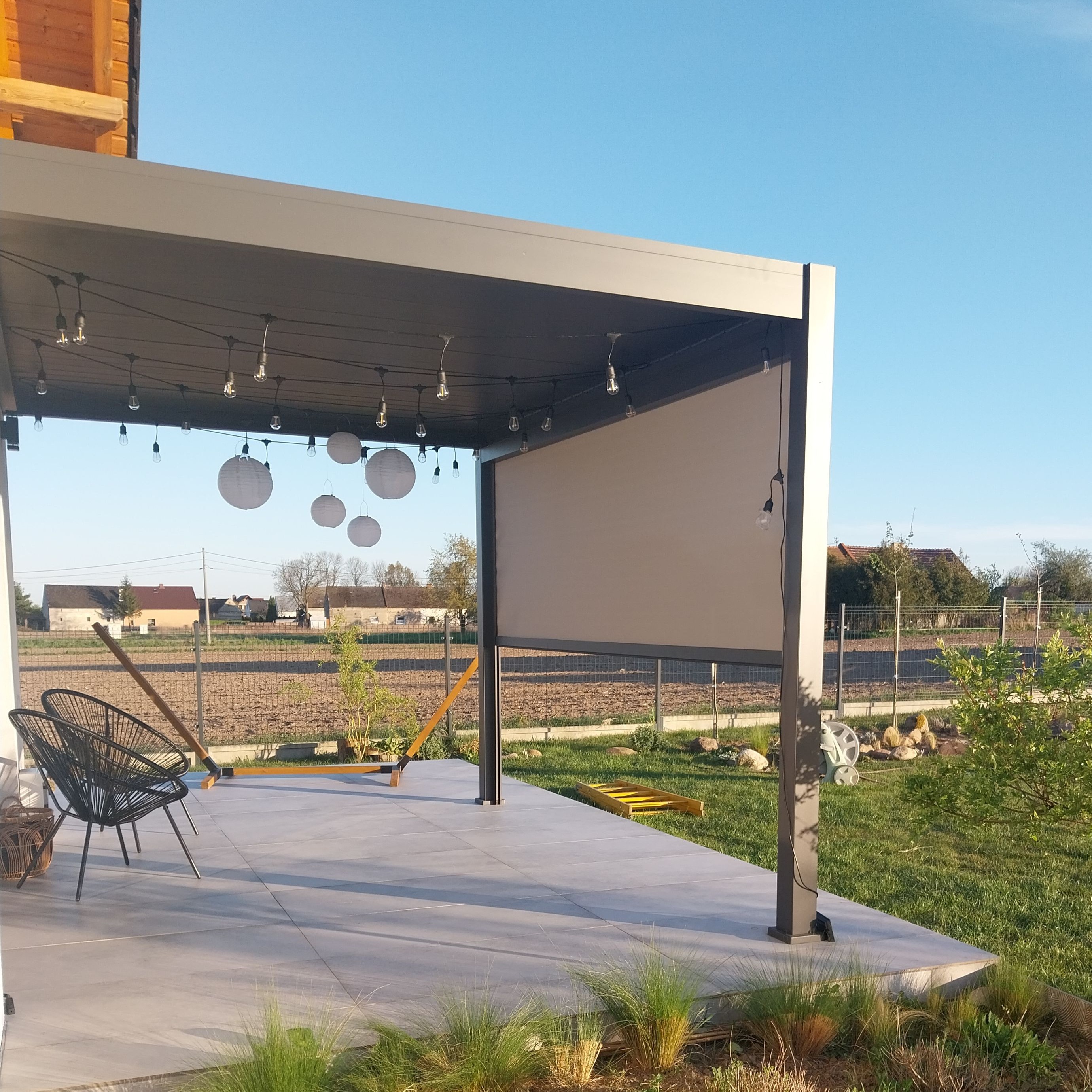 Hliníková pergola ku stene Gutroof ELEGANCE WALL 3x4 m antracit fotografia realizácie 2