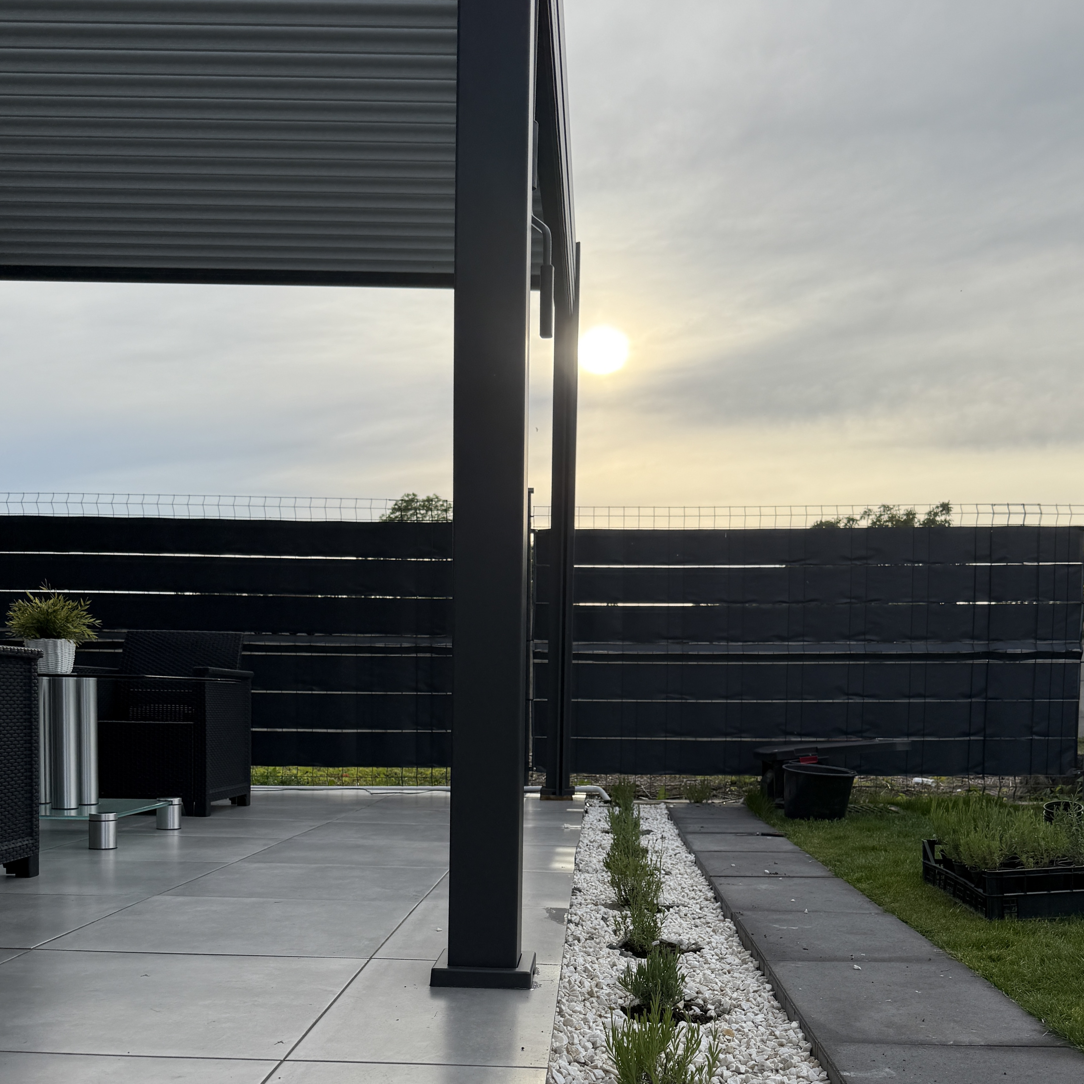 Hliníková pergola Gutroof ELEGANCE WALL 3x4 m antracit fotografia realizácie 1