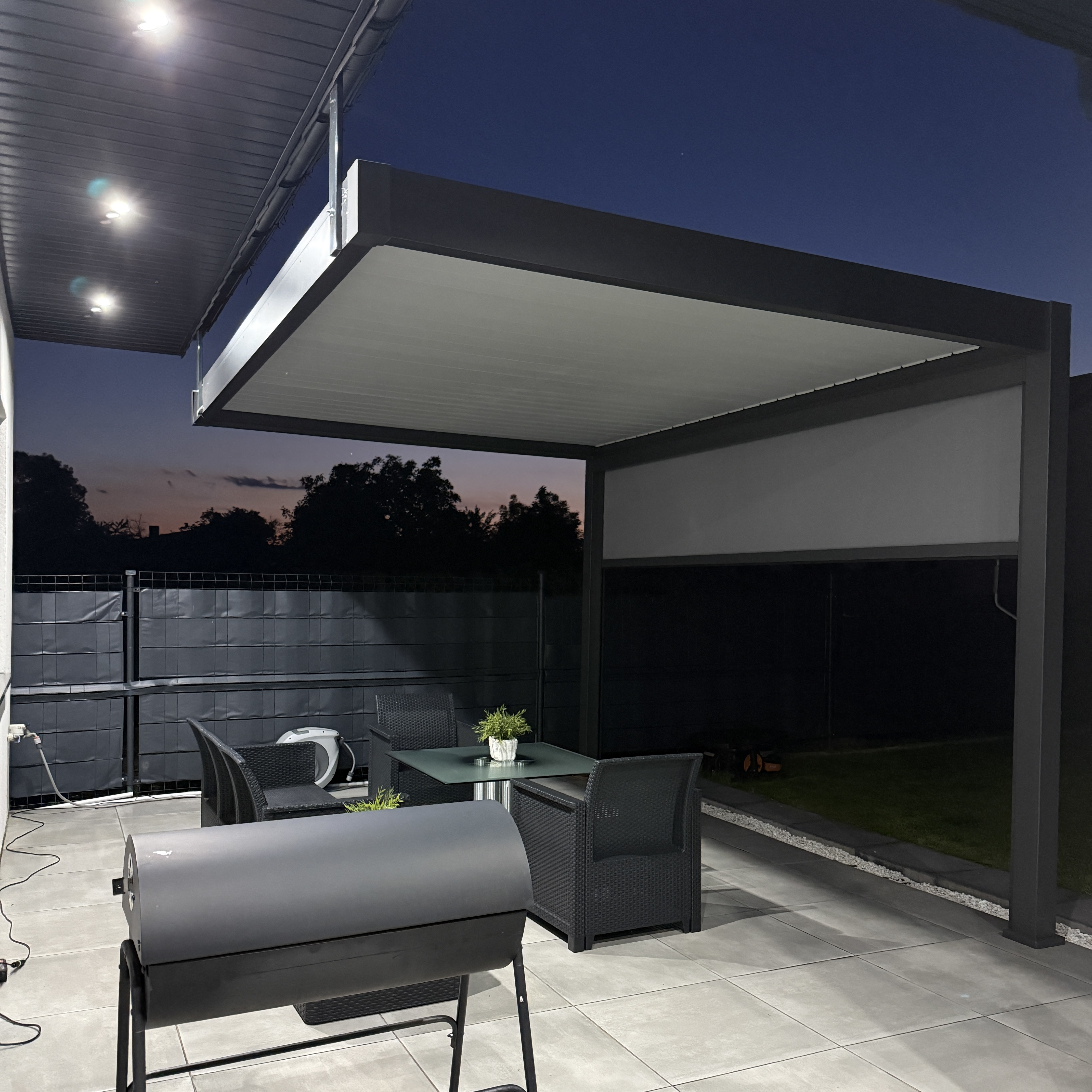 Hliníková pergola Gutroof ELEGANCE WALL 3x4 m antracit fotografia realizácie 2