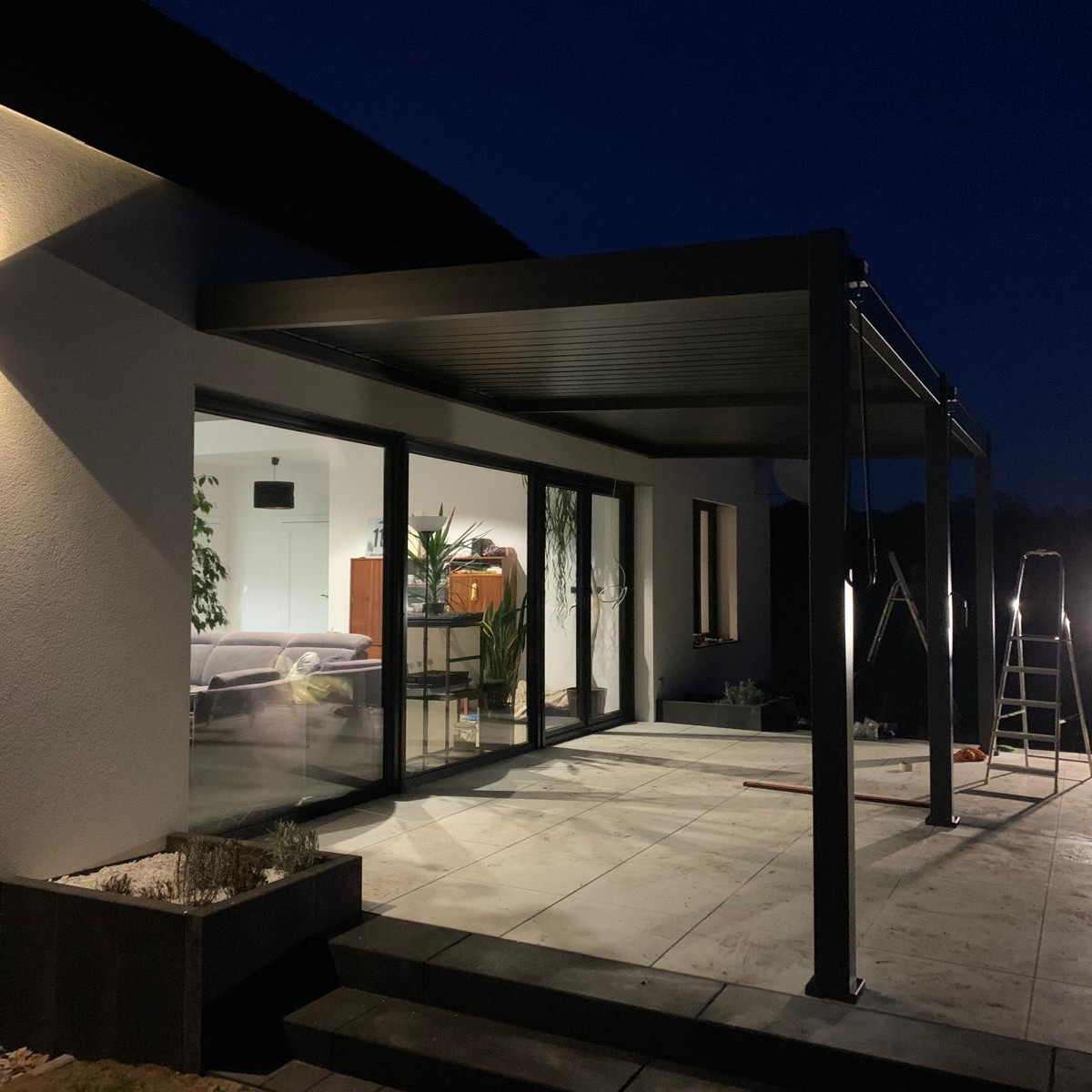 Hliníková pergola Gutroof ELEGANCE WALL 3x6 m antracit fotografia realizácie 1