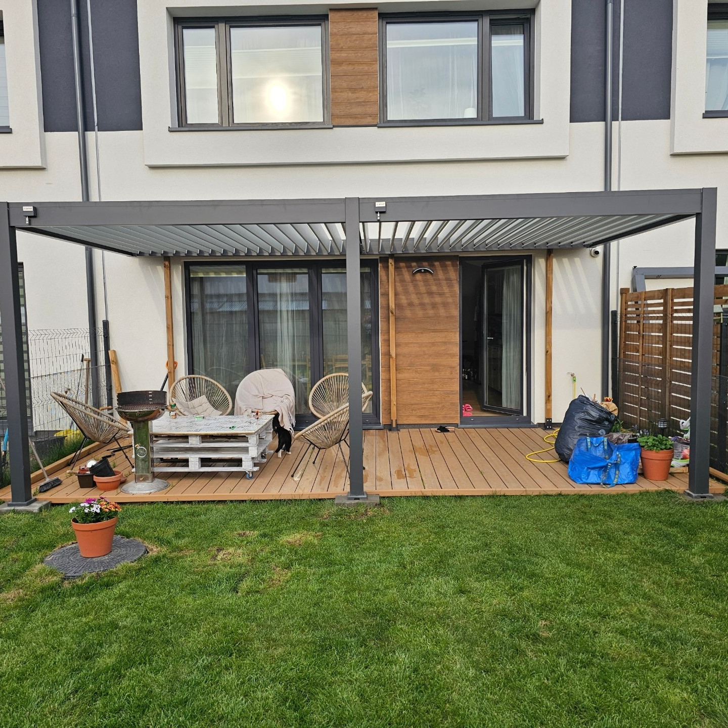 Hliníková pergola Gutroof ELEGANCE WALL 3x6 m antracit fotografia realizácie 2