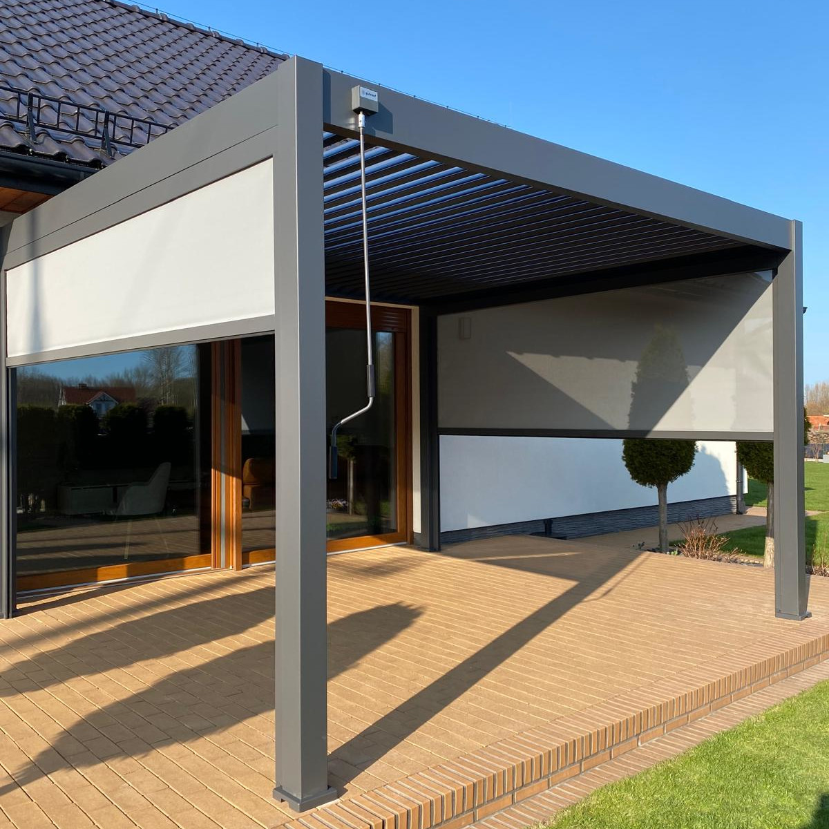 Hliníková pergola Gutroof DELUXE 3,6x4 m antracit fotografia realizácie 1