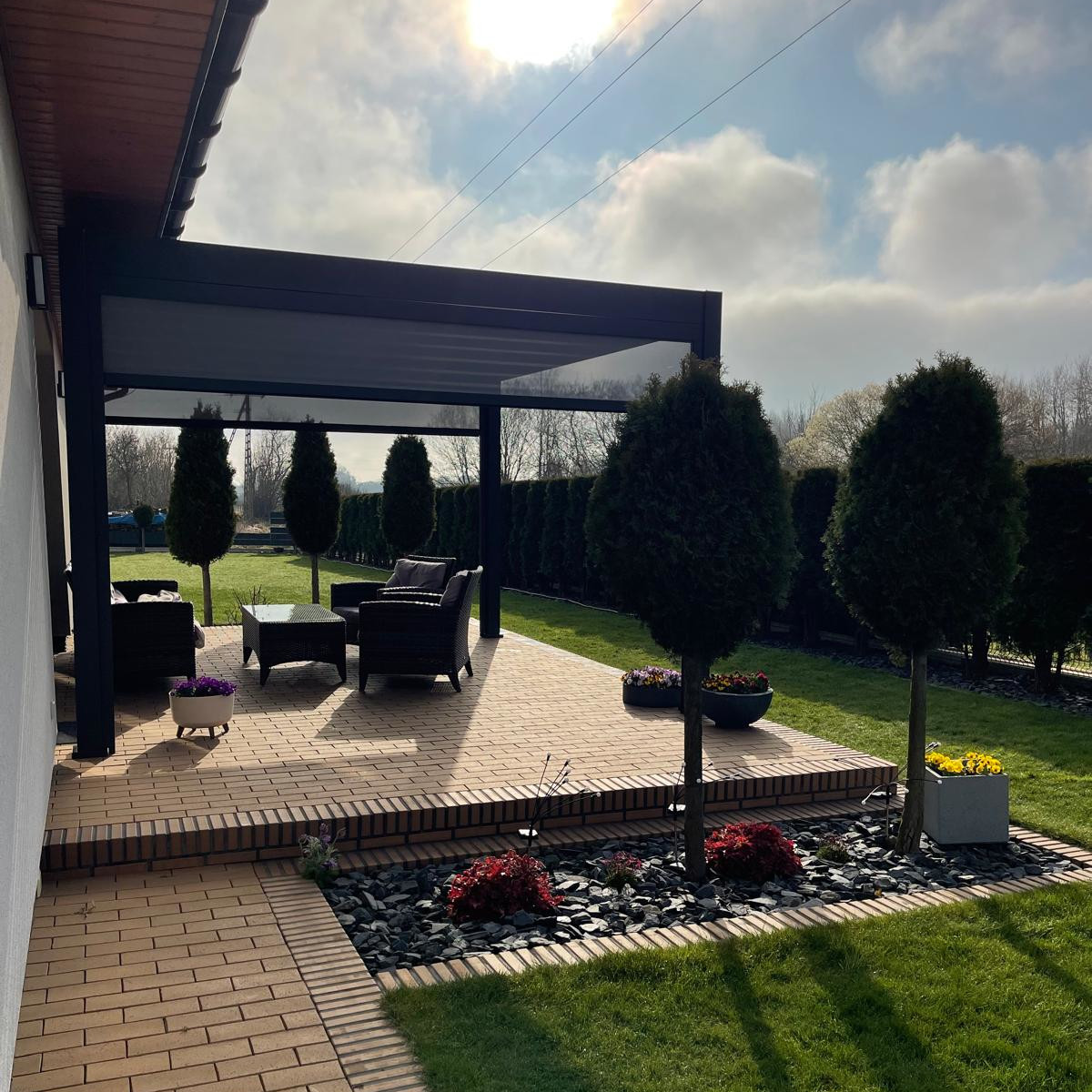 Hliníková pergola Gutroof DELUXE 3,6x4 m antracit fotografia realizácie 4