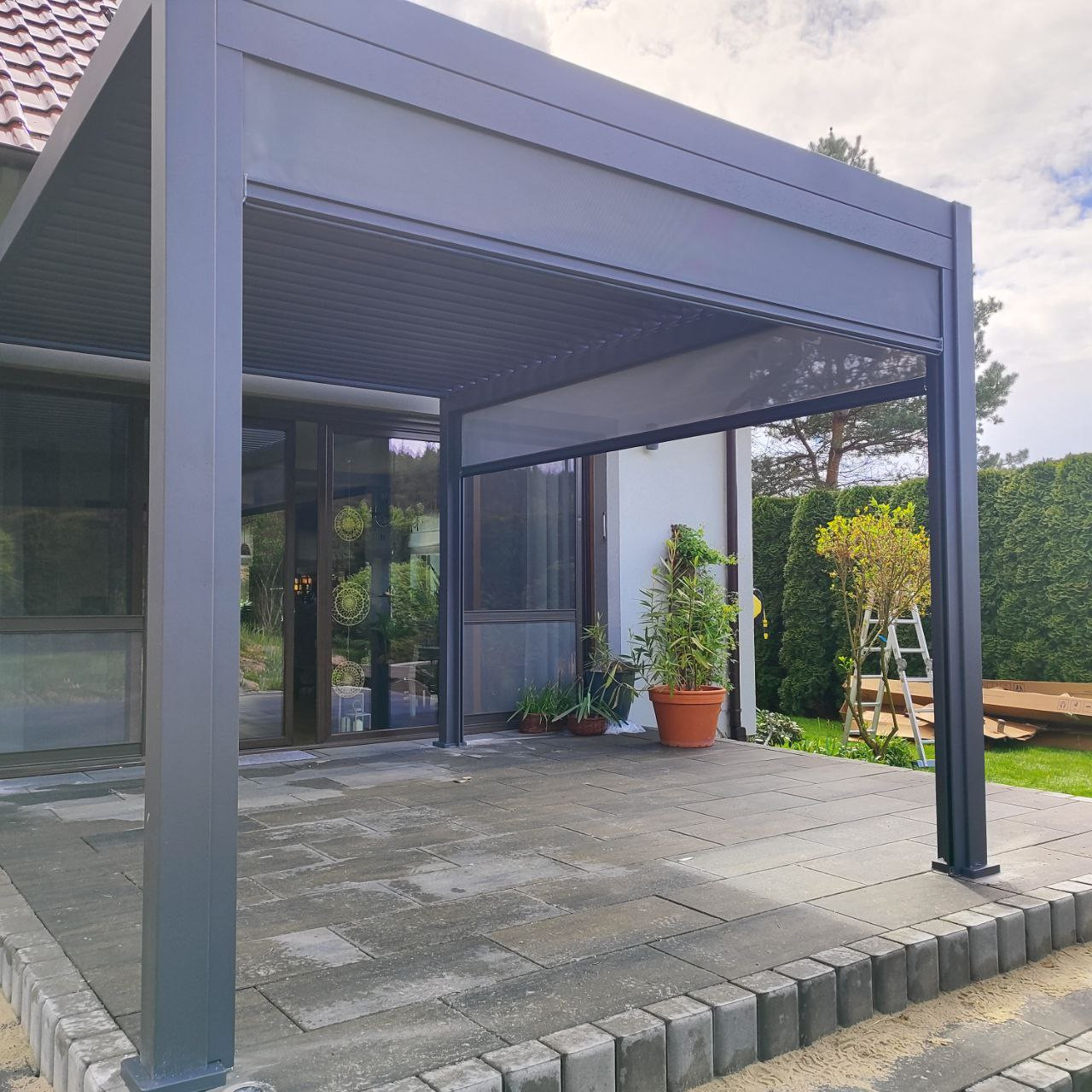 Hliníková pergola Gutroof DELUXE 3,6x4 m antracit fotografia realizácie 5