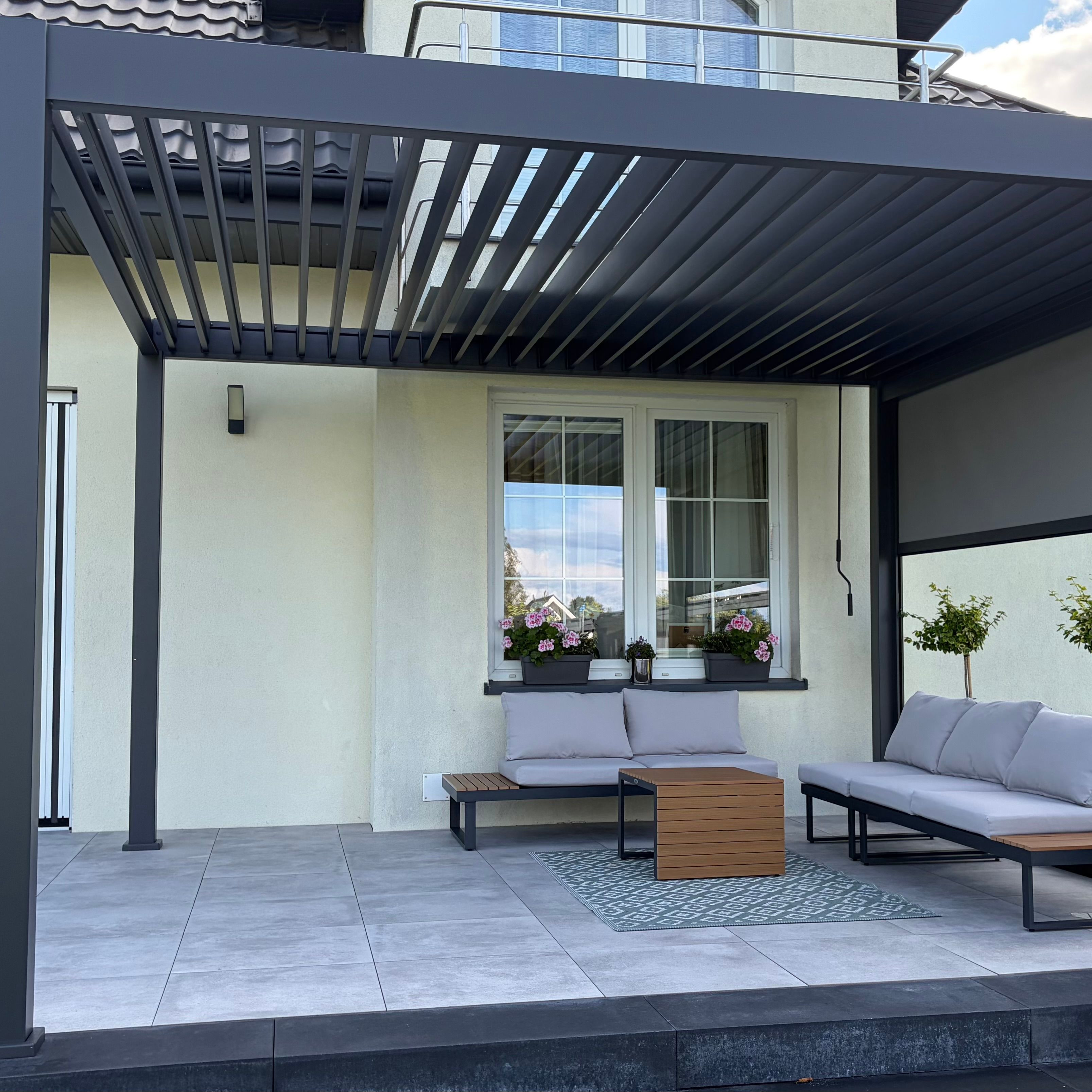 Hliníková pergola Gutroof DELUXE 3,6x4 m antracit fotografia realizácie 9