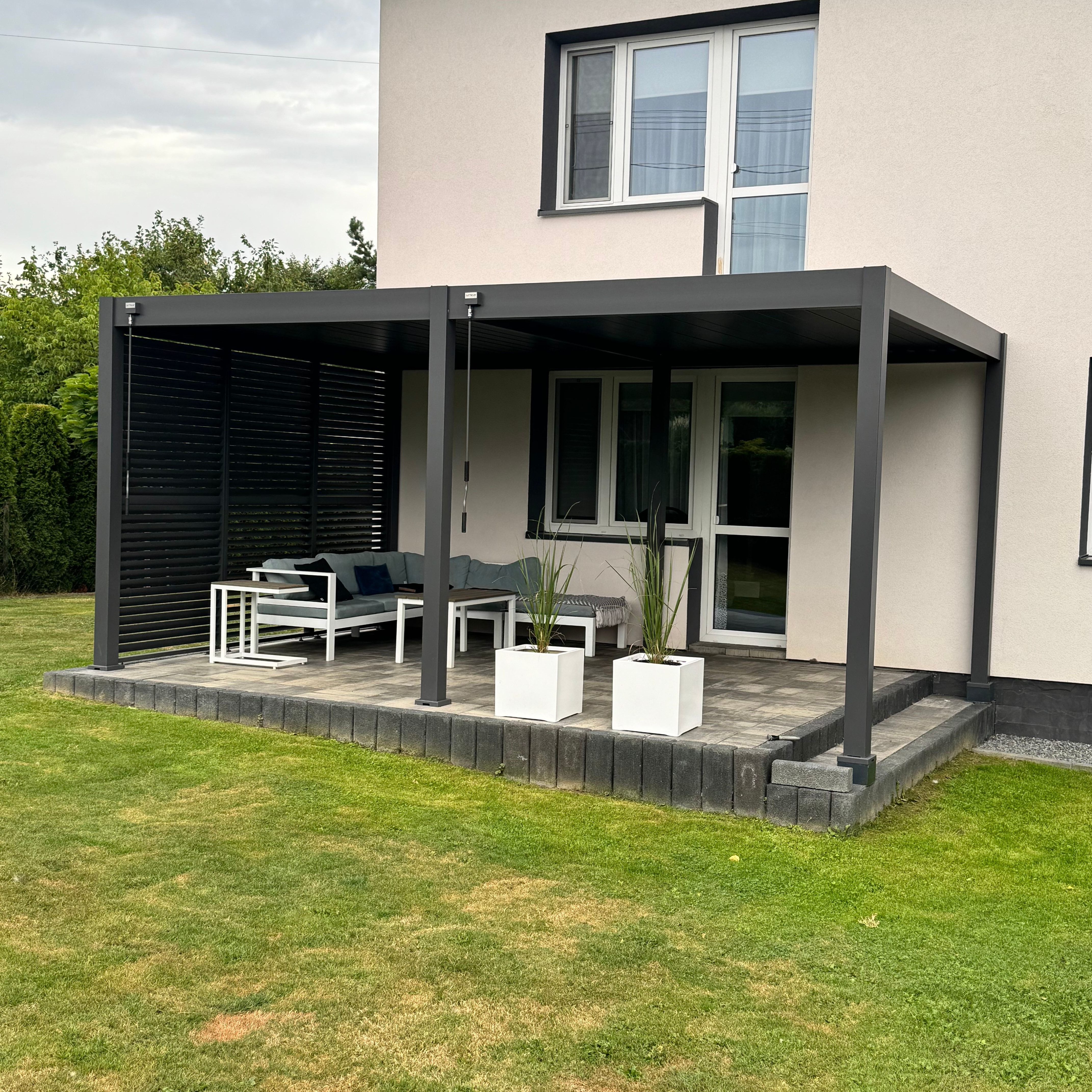 Hliníková pergola Gutroof DELUXE 3,6x5,3 m antracit fotografia realizácie 1