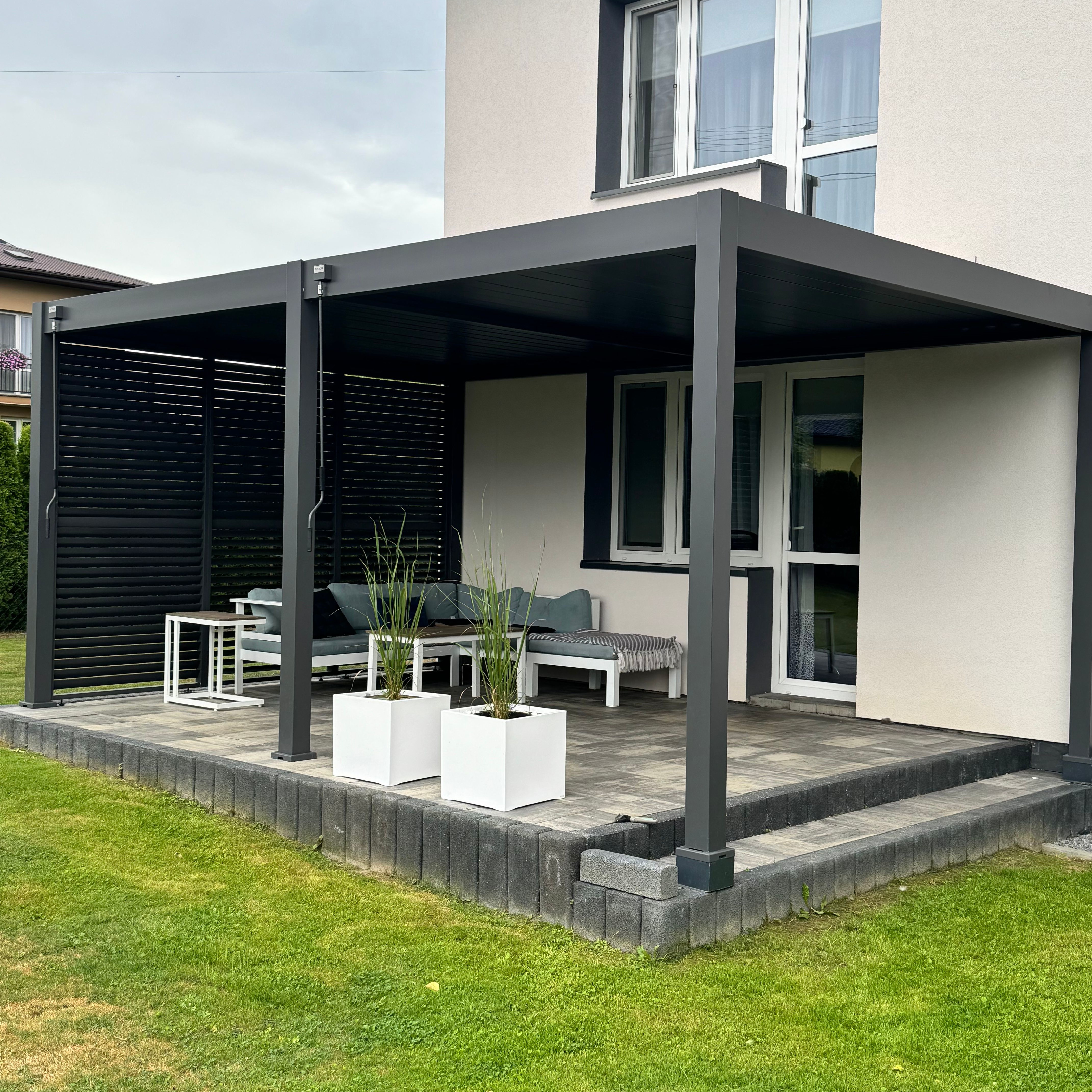 Hliníková pergola Gutroof DELUXE 3,6x5,3 m antracit fotografia realizácie 2