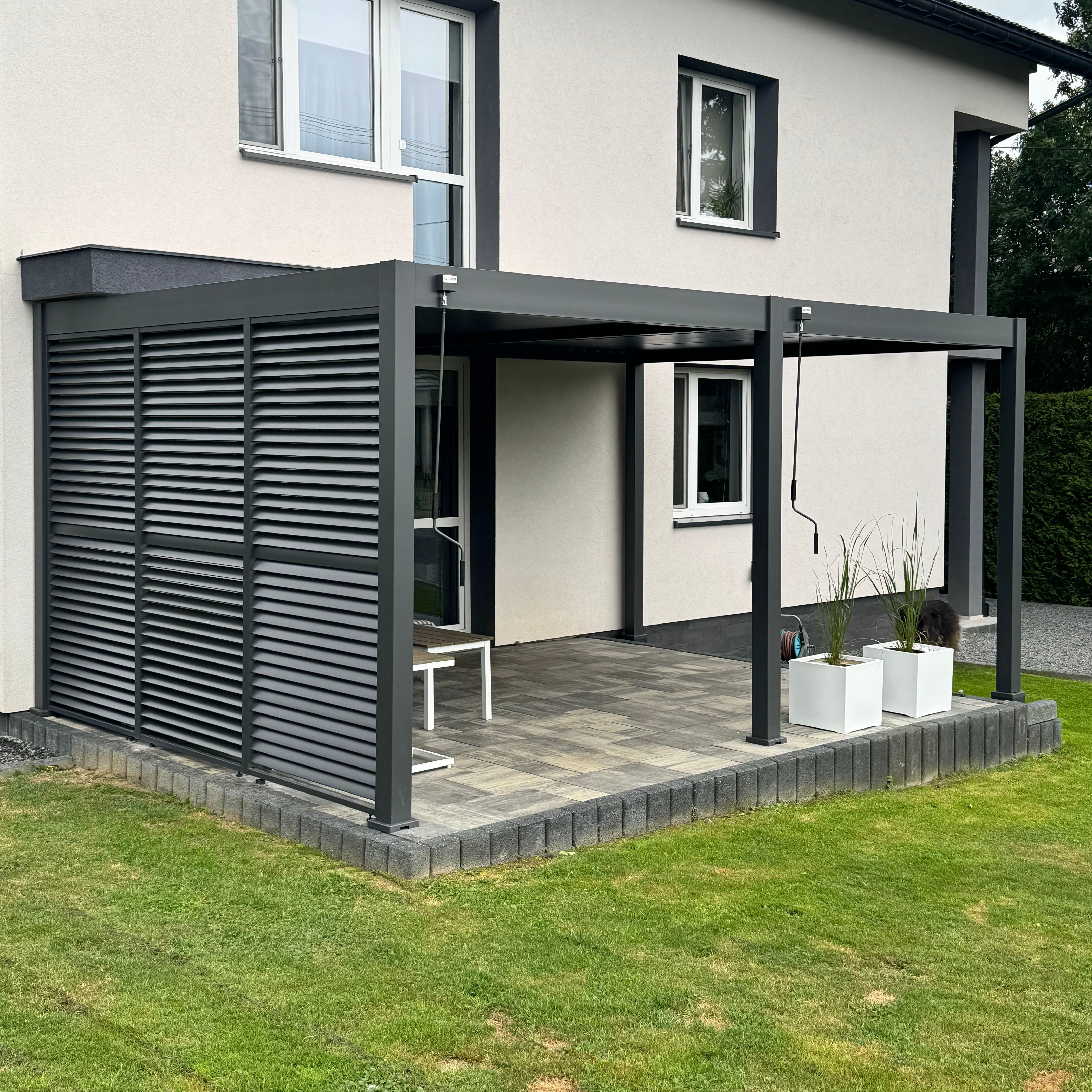 Hliníková pergola Gutroof DELUXE 3,6x5,3 m antracit fotografia realizácie 3