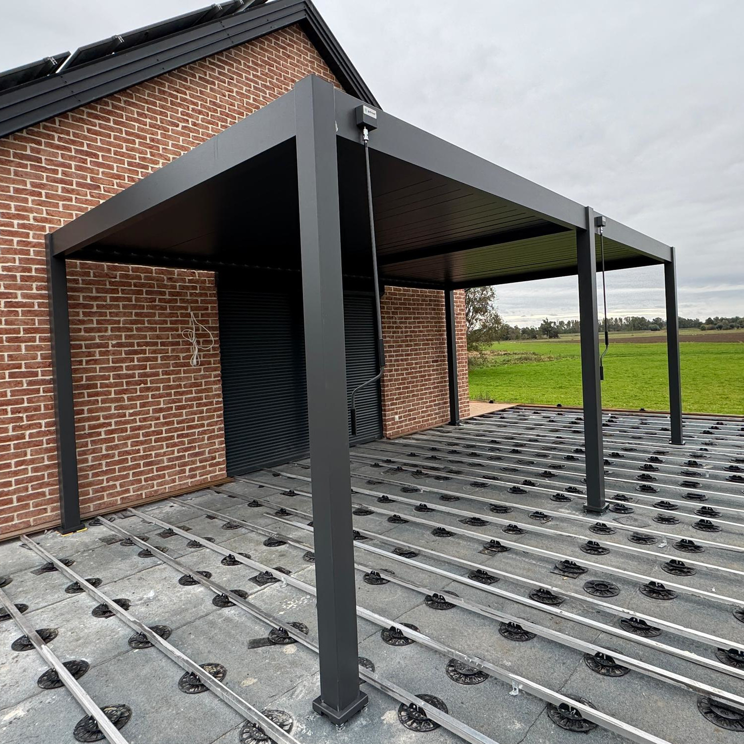 Hliníková pergola Gutroof DELUXE 3,6x7,2 m antracit fotografia realizácie 1