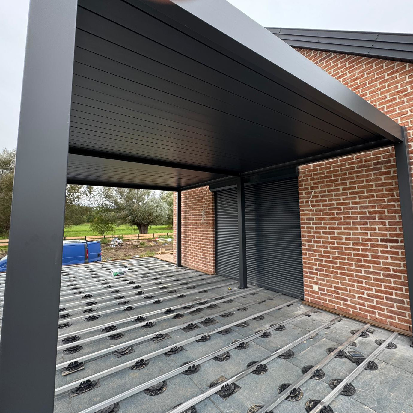 Hliníková pergola Gutroof DELUXE 3,6x7,2 m antracit fotografia realizácie 3