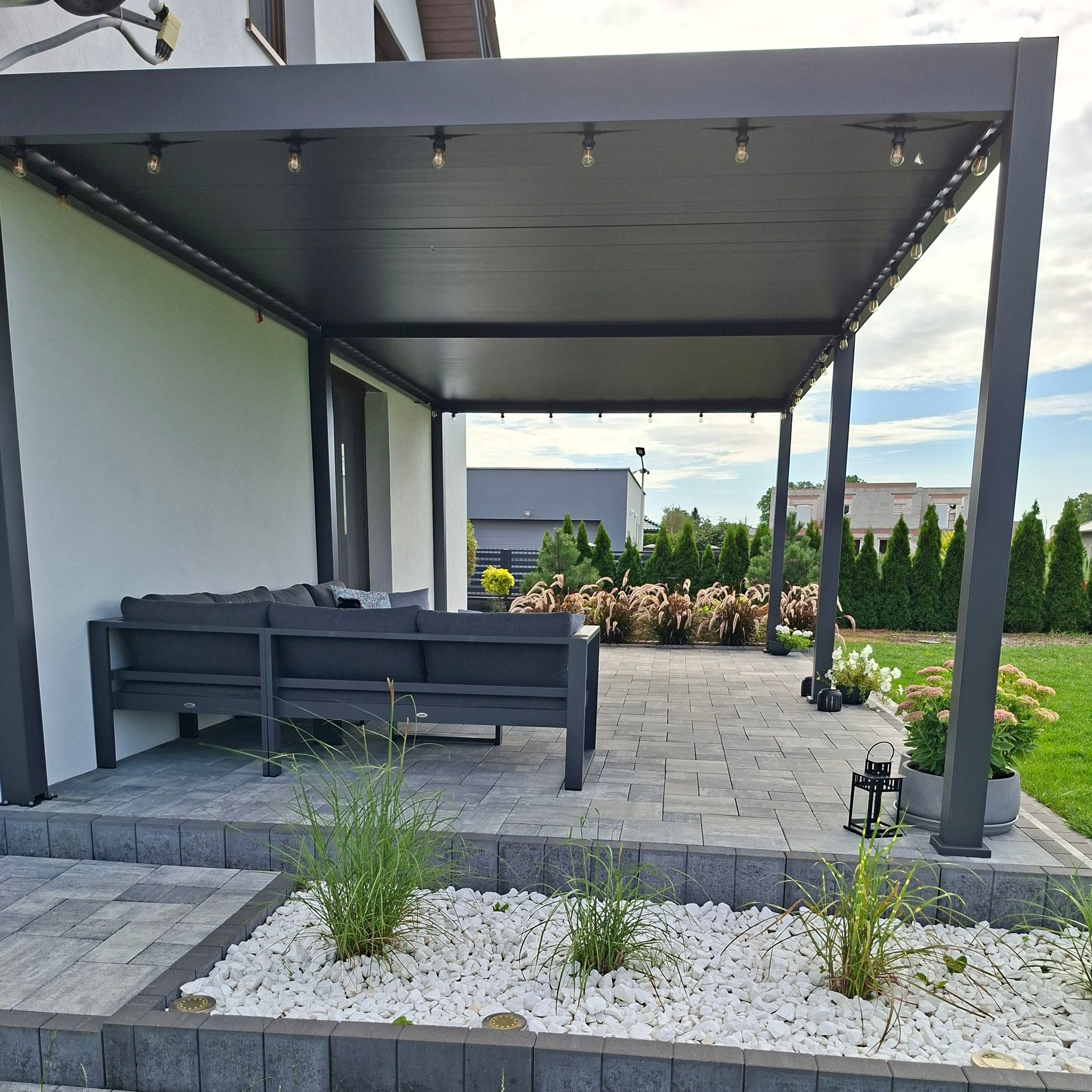 Hliníková pergola Gutroof DELUXE 3,6x7,2 m antracit fotografia realizácie 6