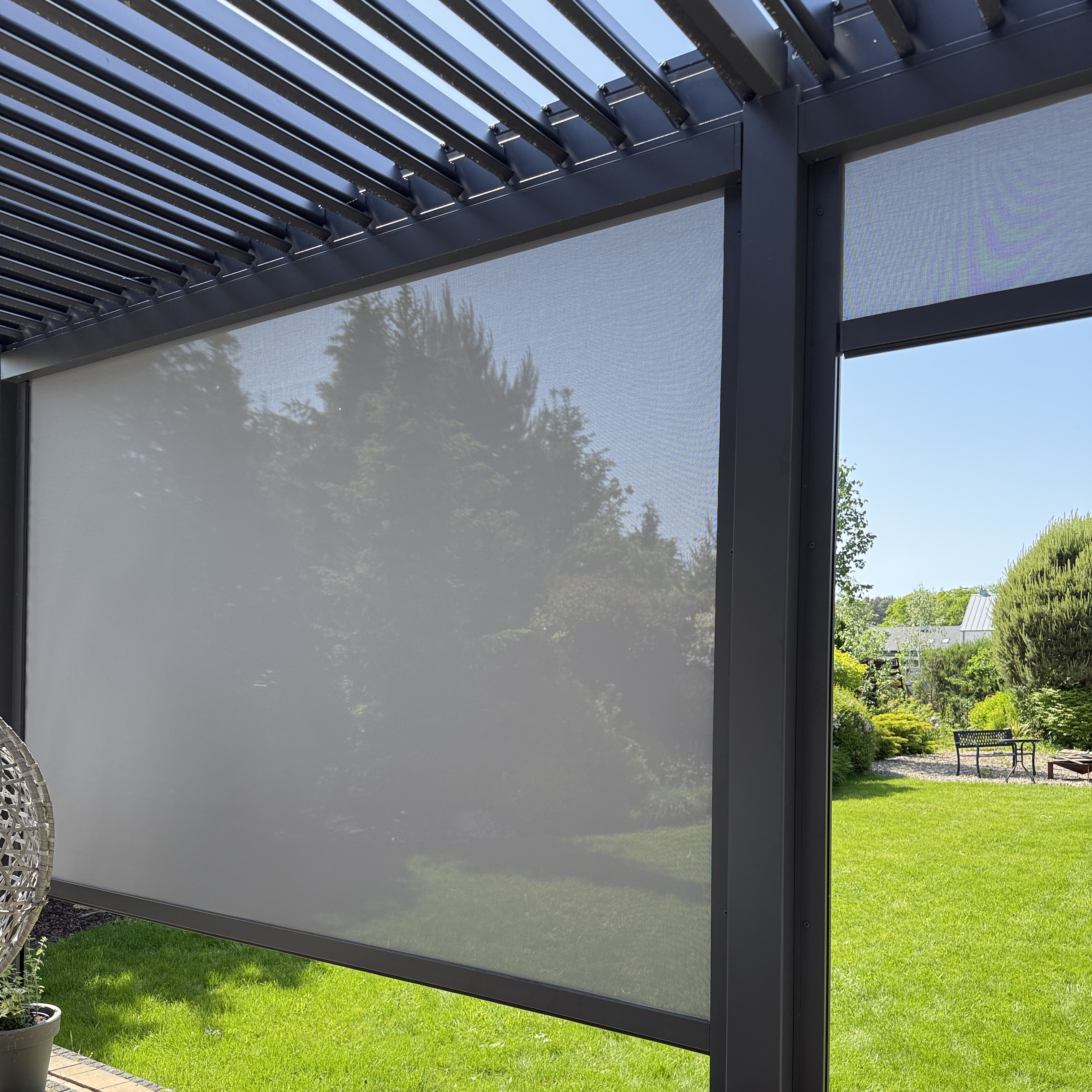 Bočná roleta Gutroof pre pergoly 3 m antracit fotografia realizácie 2