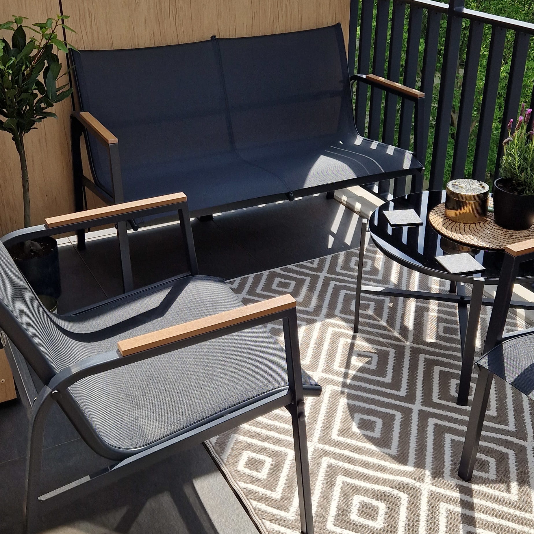 Kovová záhradná zostava Bjørkka MANGO CAFFE - čierna fotografia realizácie 2