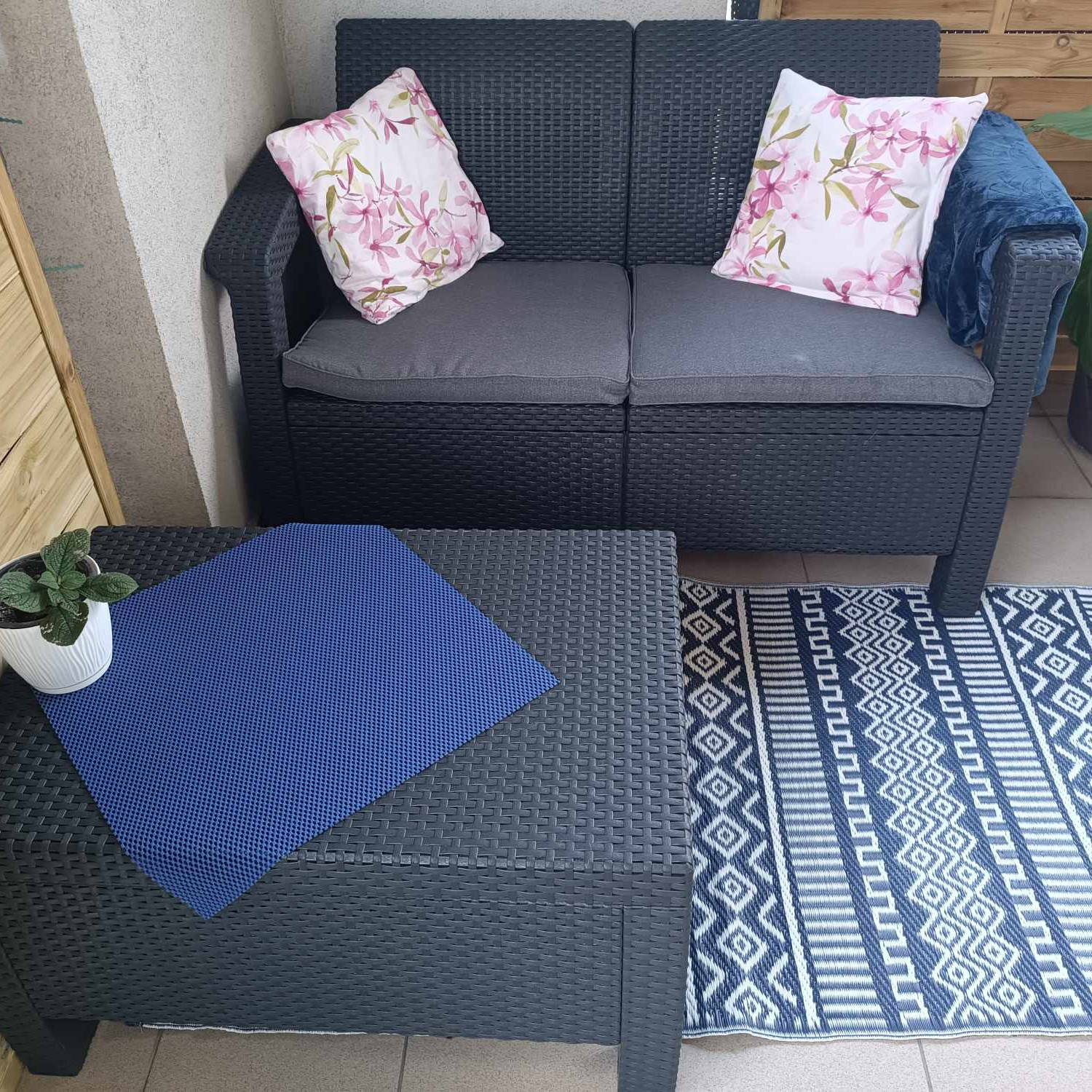Záhradná pohovka Keter Corfu Love Seat grafit fotografia realizácie 1