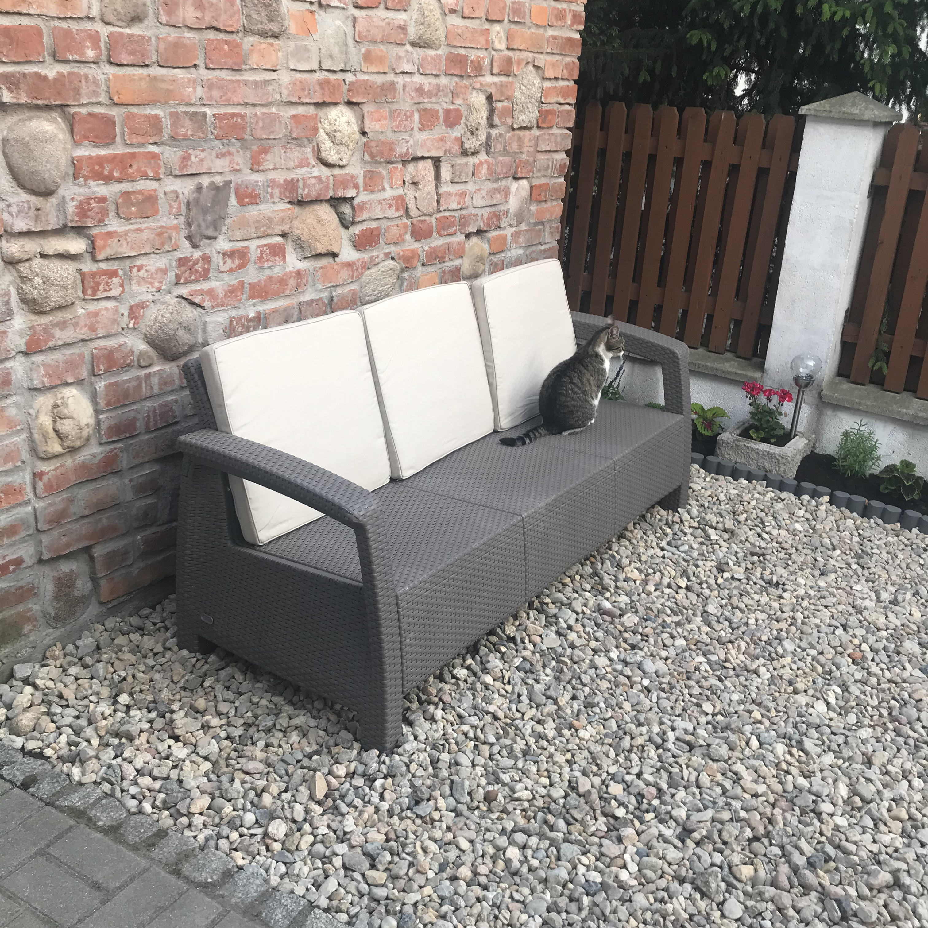 Záhradná 3-miestna pohovka Keter Corfu Max Cappuccino fotografia realizácie 1