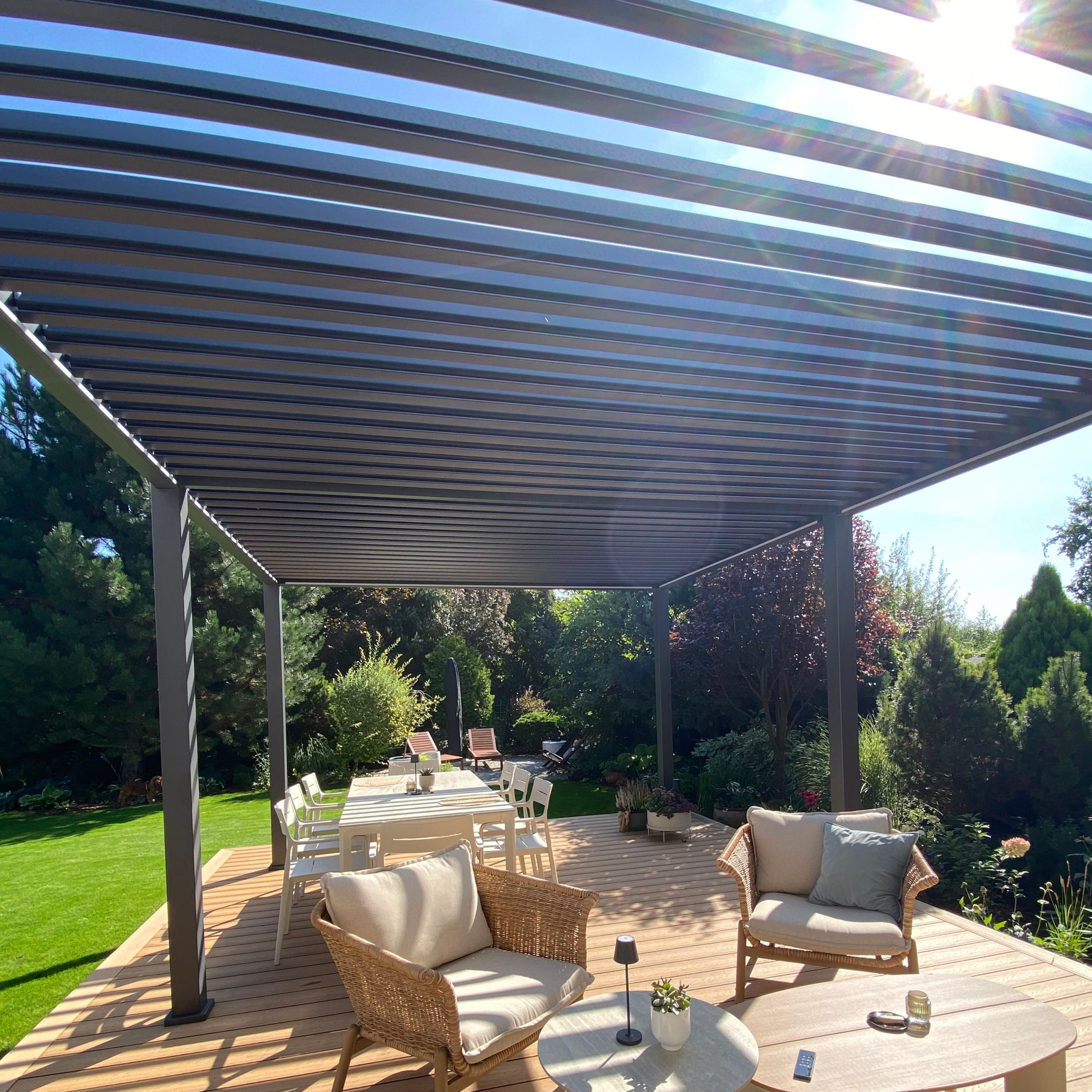 Záhradná pergola DELUXE Automatic + LED 3,6x5,3 Antracit - Gutroof fotografia realizácie 2