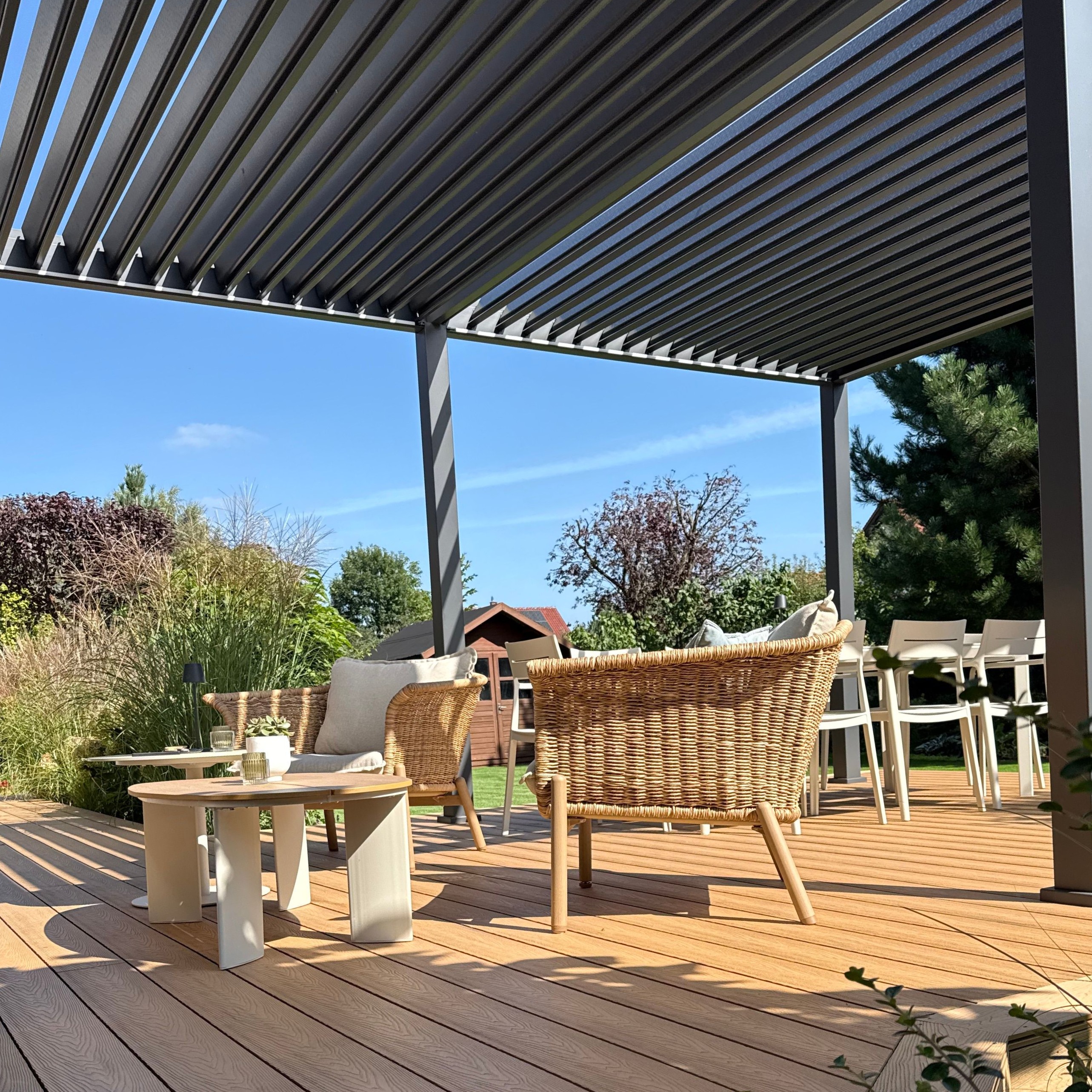 Záhradná pergola DELUXE Automatic + LED 3,6x5,3 Antracit - Gutroof fotografia realizácie 3