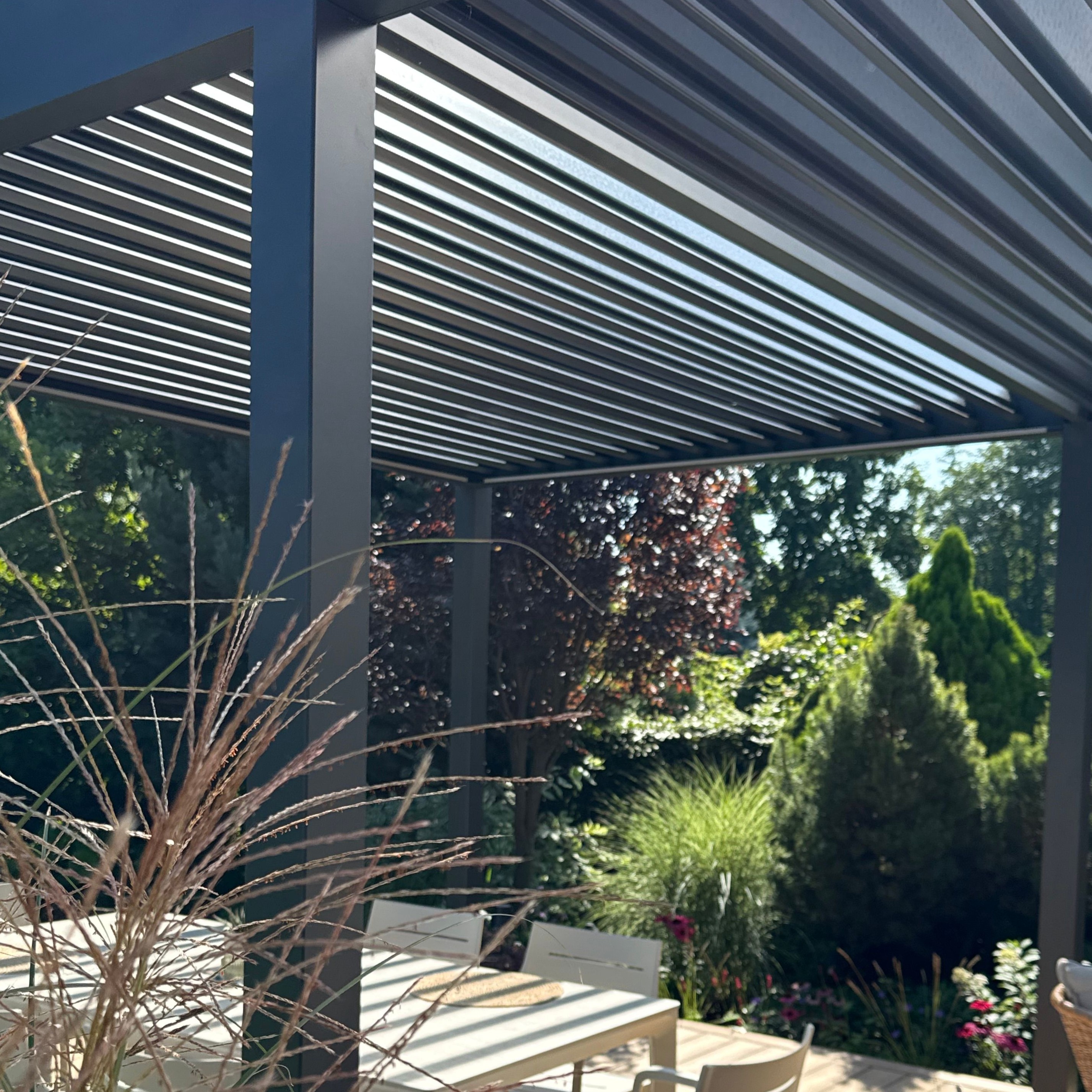 Záhradná pergola DELUXE Automatic + LED 3,6x5,3 Antracit - Gutroof fotografia realizácie 4