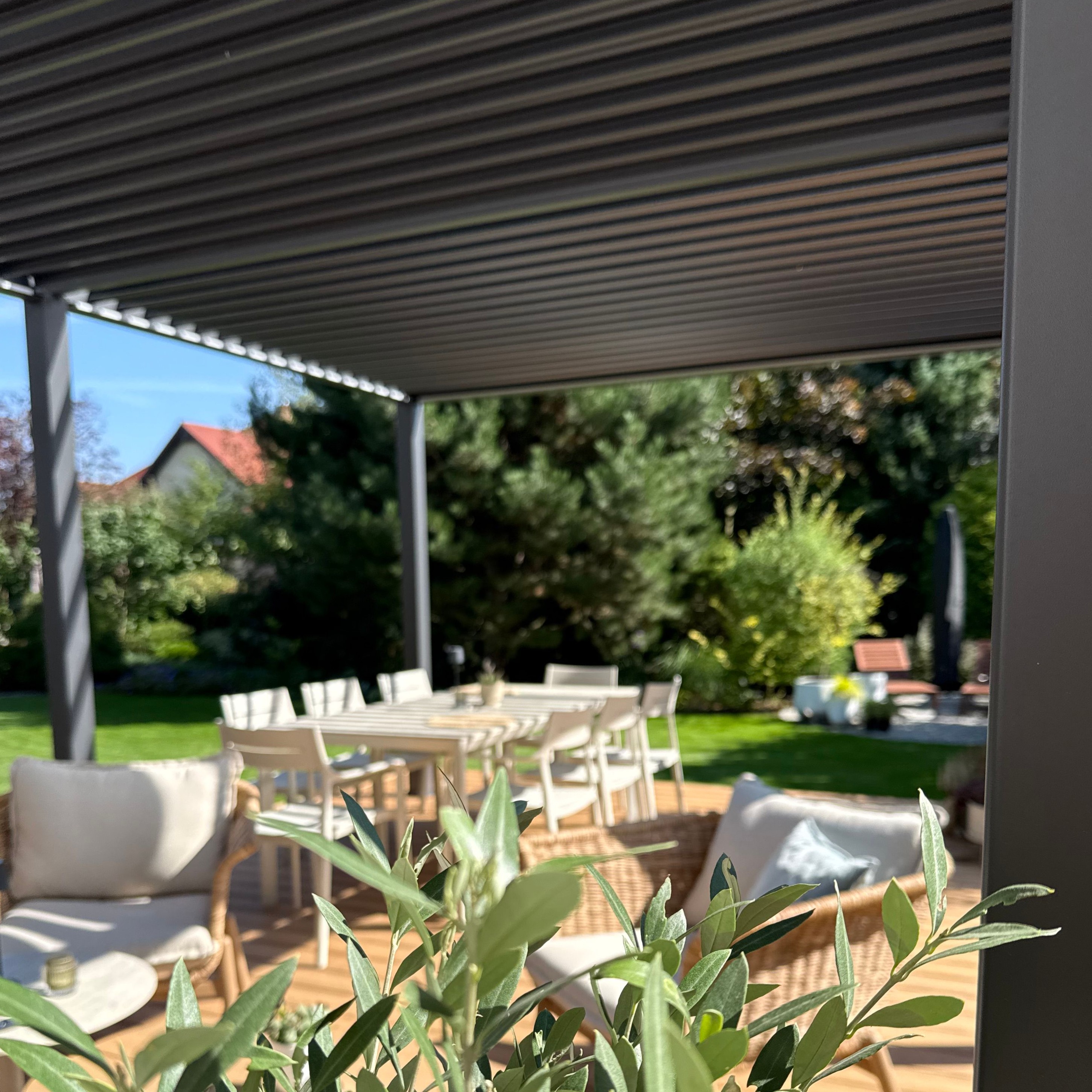 Záhradná pergola DELUXE Automatic + LED 3,6x5,3 Antracit - Gutroof fotografia realizácie 5