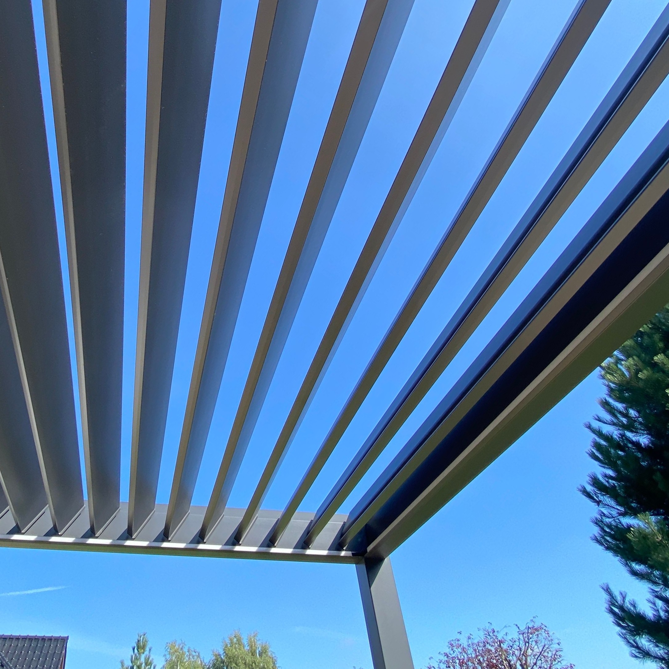 Záhradná pergola DELUXE Automatic + LED 3,6x5,3 Antracit - Gutroof fotografia realizácie 6