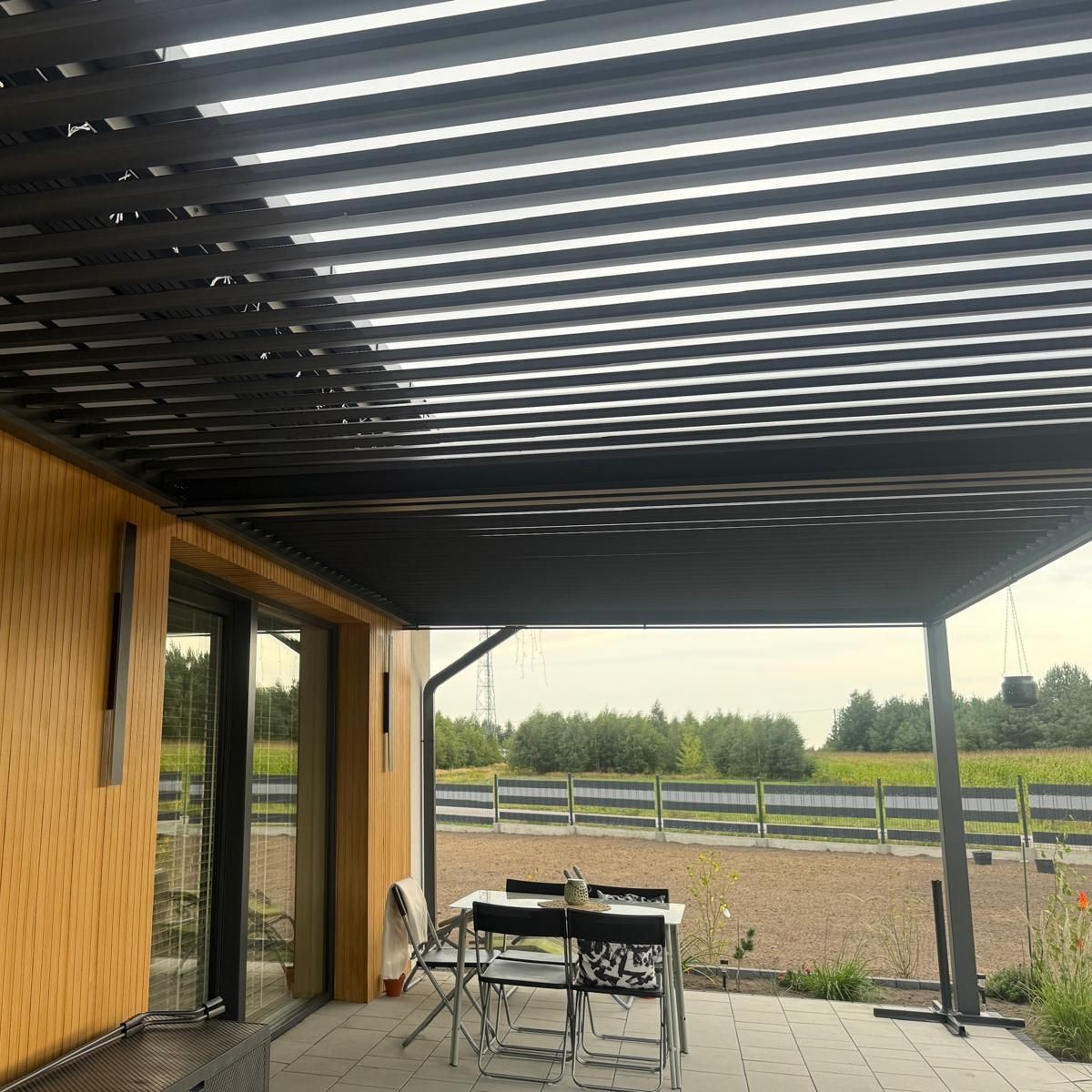 Hliníková pergola DELUXE Wall 3,6x4 Antracit - Gutroof fotografia realizácie 1