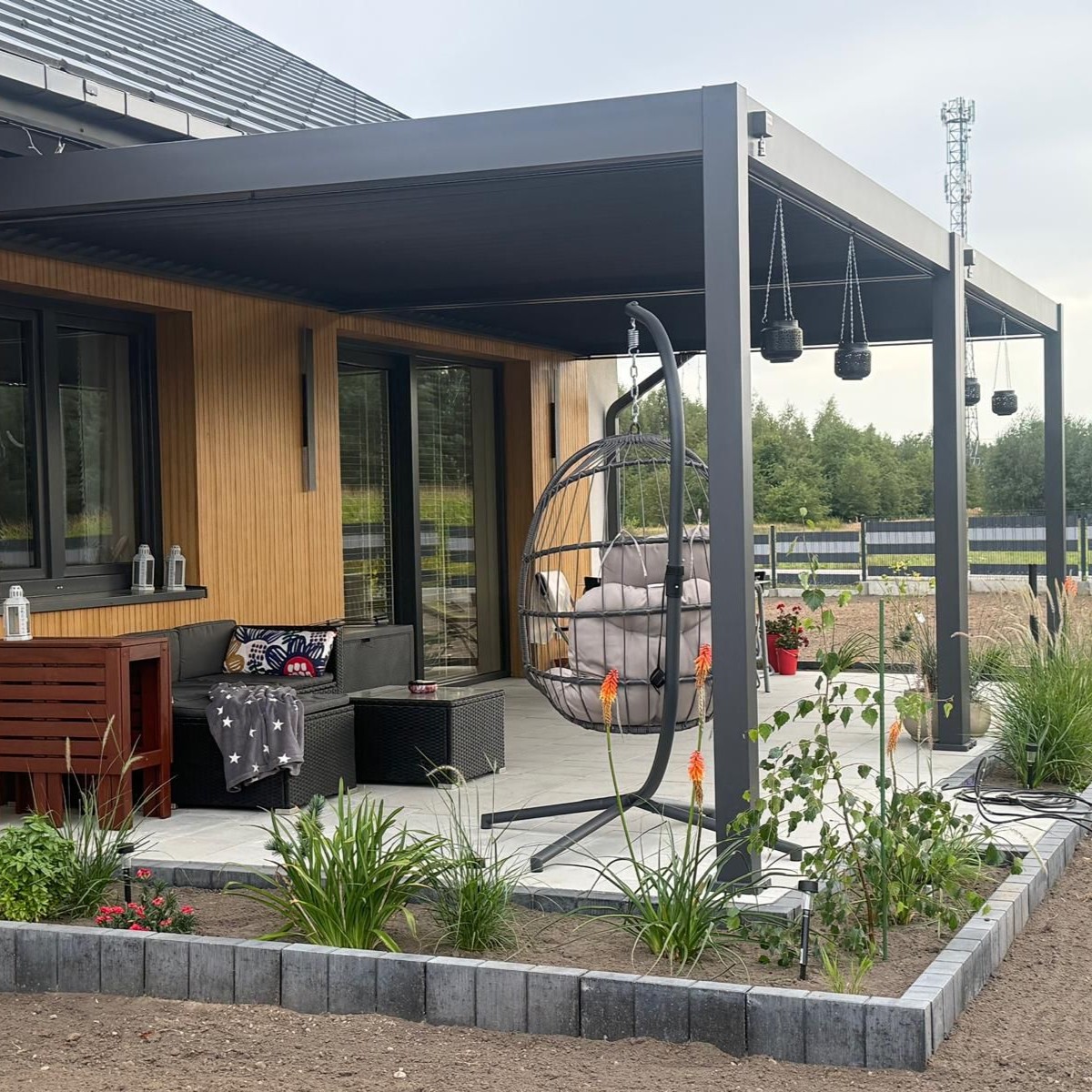 Hliníková pergola DELUXE Wall 3,6x4 Antracit - Gutroof fotografia realizácie 3
