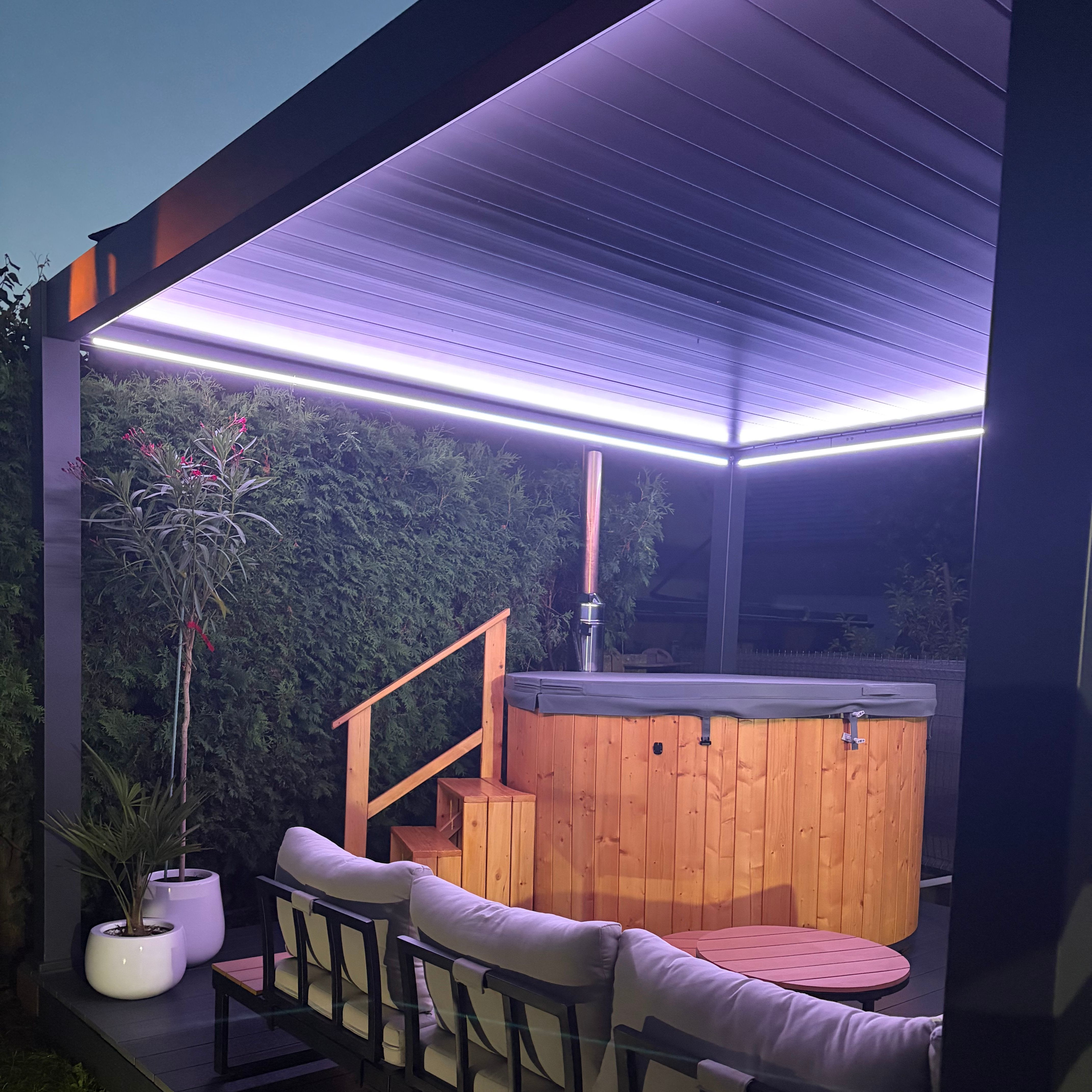 Terasa pergola DELUXE PRO Automatic 4x4 + LED, Anthracite - Gutroof fotografia realizácie 1