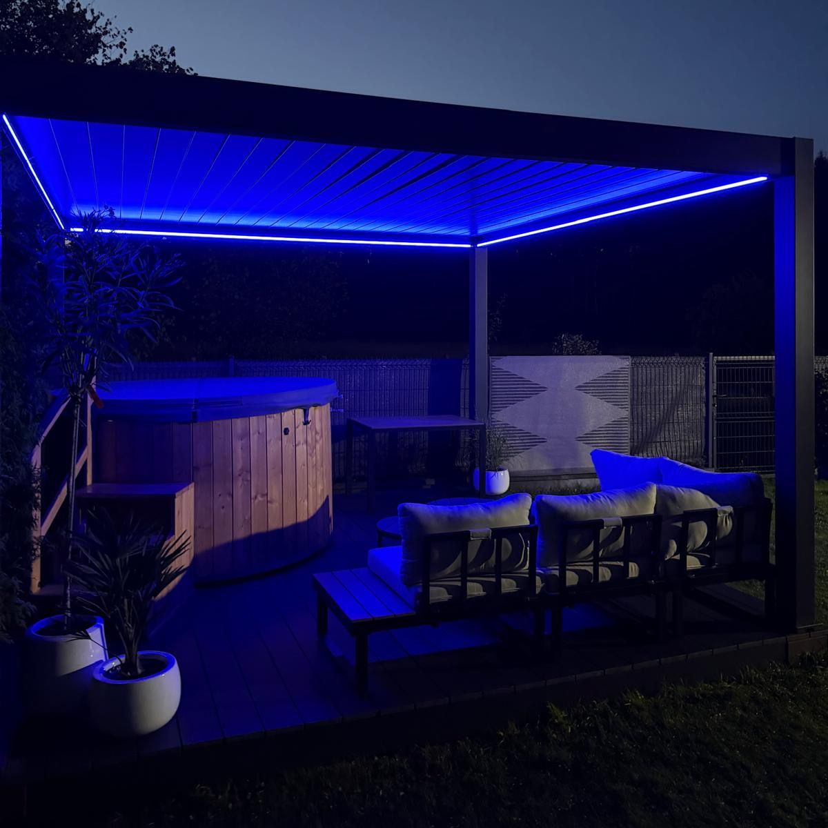 Terasa pergola DELUXE PRO Automatic 4x4 + LED, Anthracite - Gutroof fotografia realizácie 2