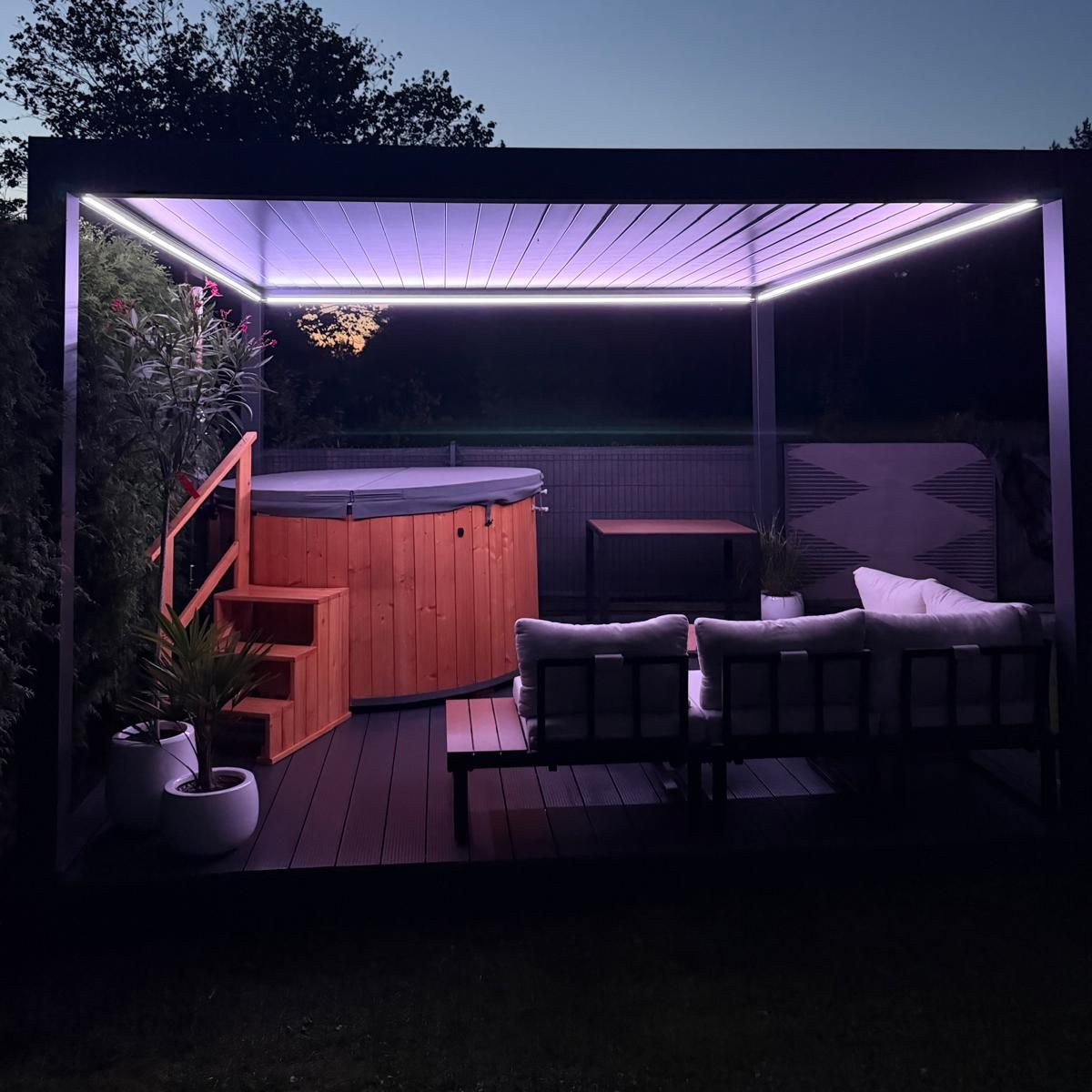Terasa pergola DELUXE PRO Automatic 4x4 + LED, Anthracite - Gutroof fotografia realizácie 3