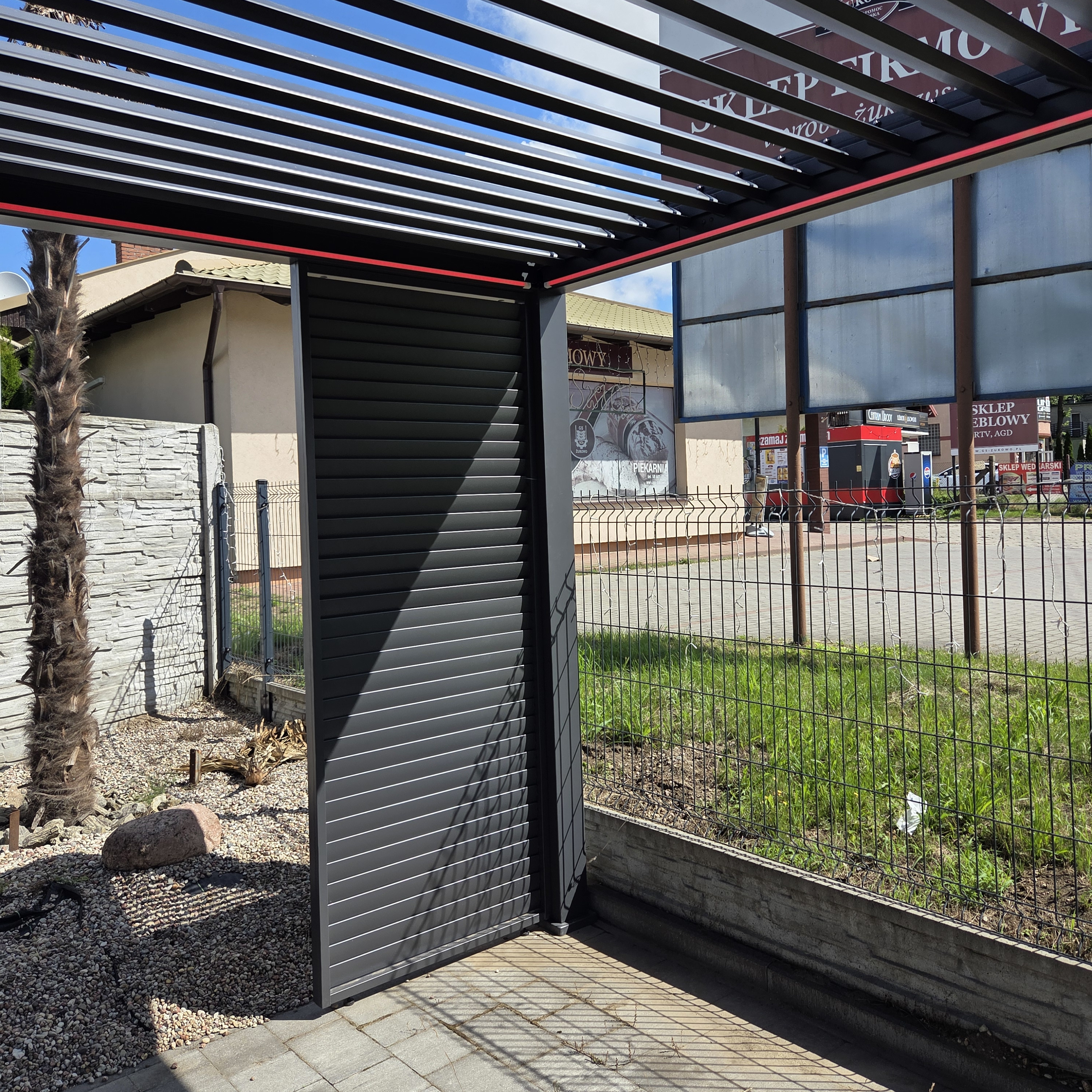 Lamelový panel horizontálny nastaviteľný pre pergolu ELEGANCE/DELUXE/FUSION 1m Antracit - Gutroof fotografia realizácie 5