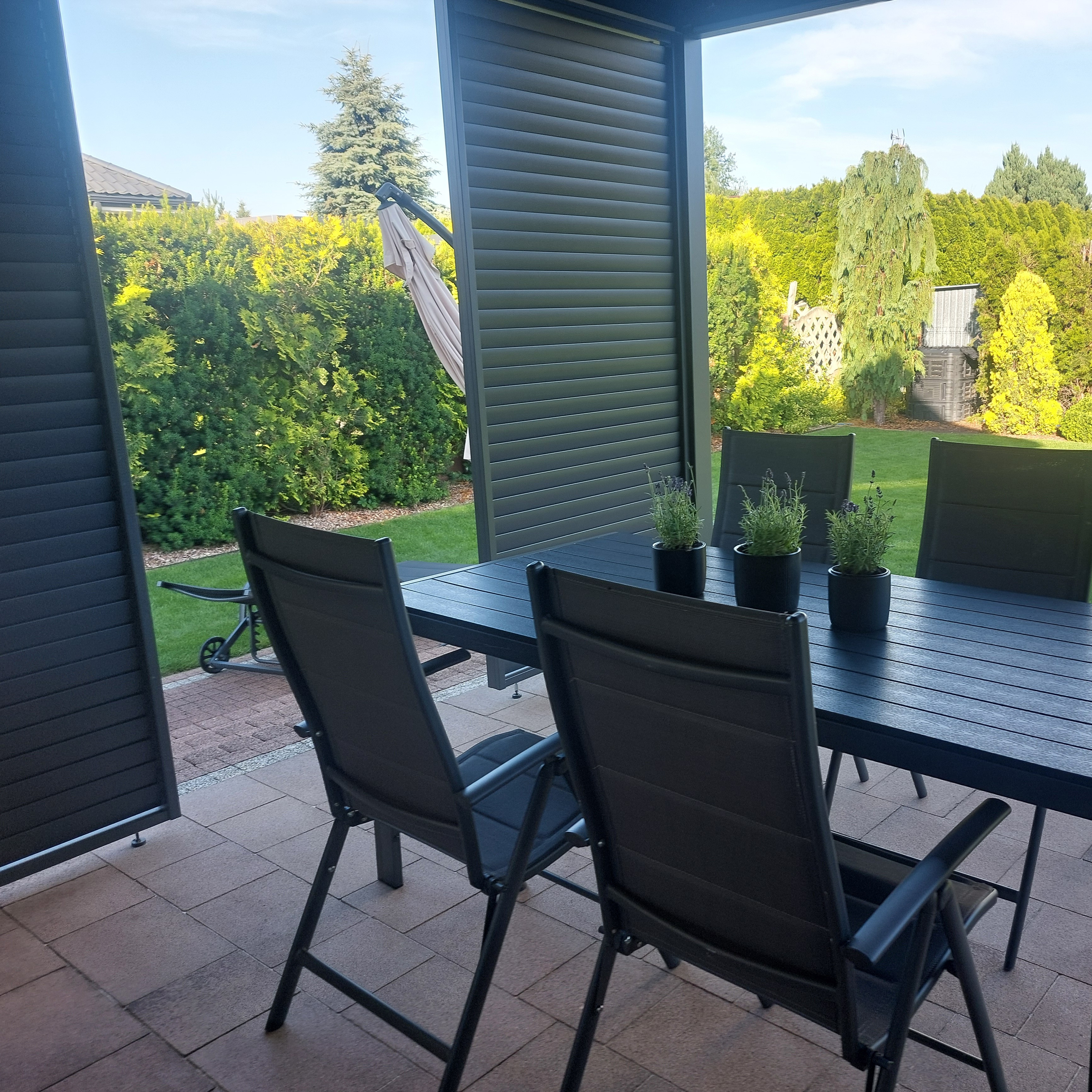Nastaviteľný horizontálny lamelový panel pre pergoly ELEGANCE/DELUXE/FUSION 1.2 m Antracit - Gutroof fotografia realizácie 1
