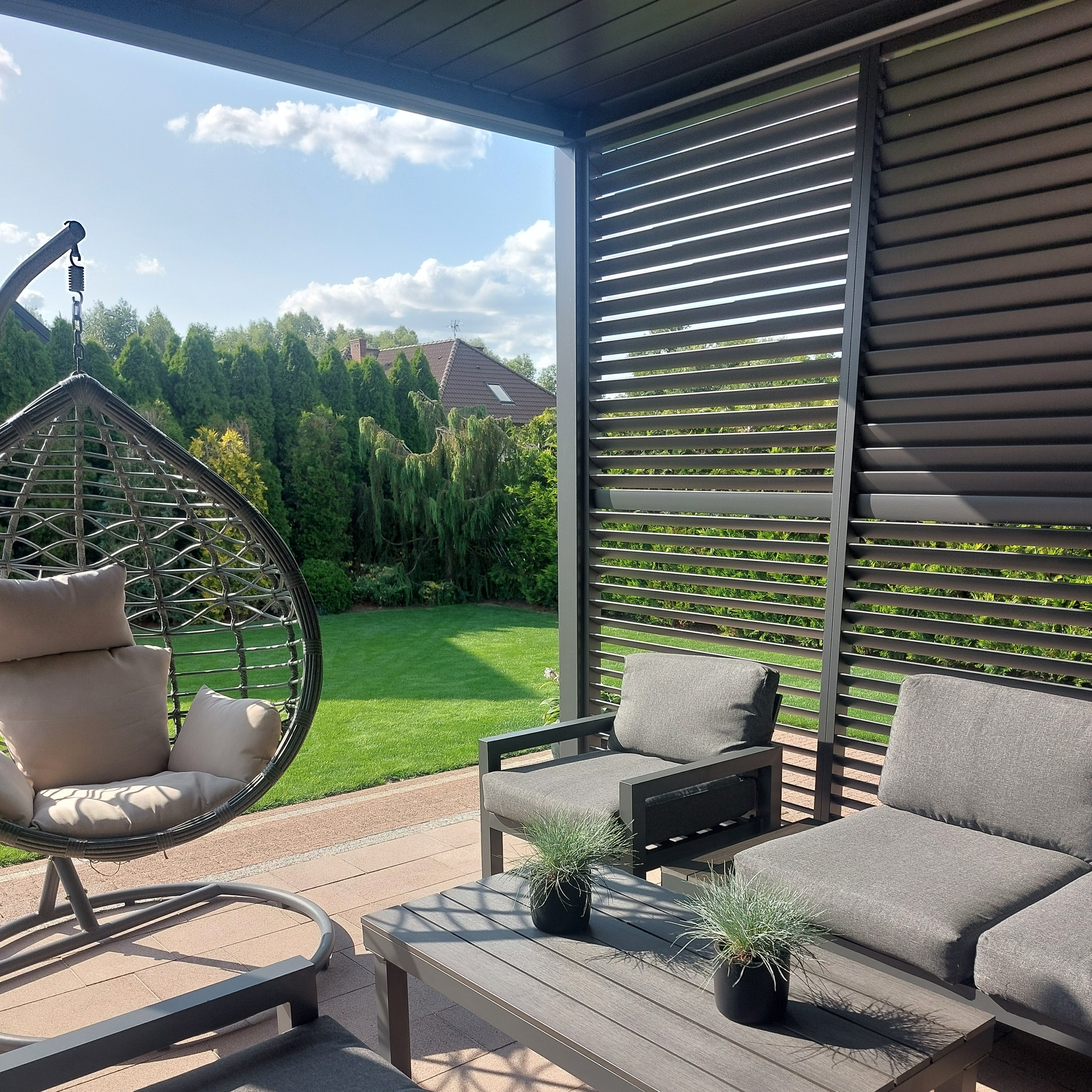 Nastaviteľný horizontálny lamelový panel pre pergoly ELEGANCE/DELUXE/FUSION 1.2 m Antracit - Gutroof fotografia realizácie 2